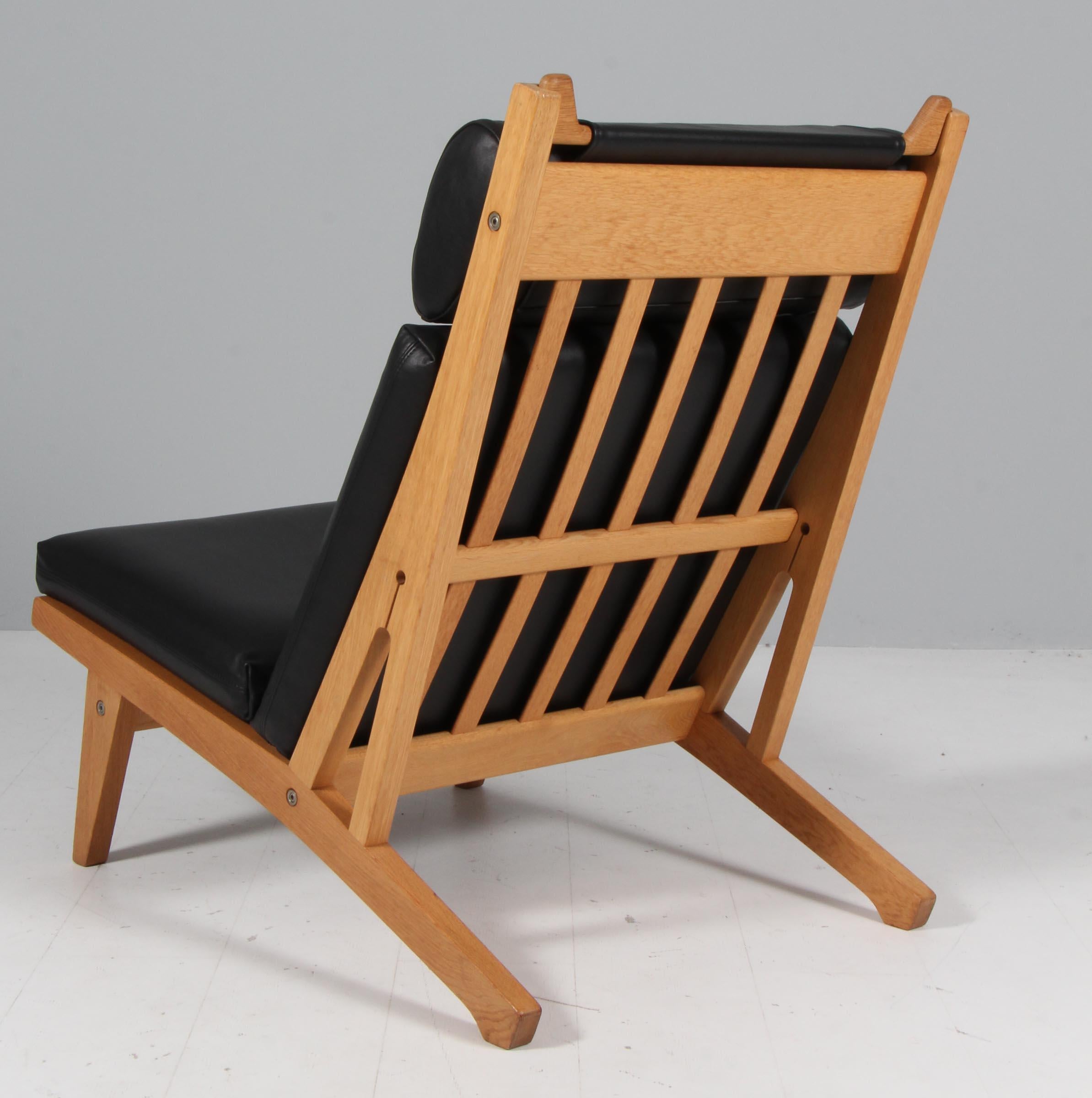 Hans J. Wegner-Loungesessel, Modell GE-375 (Eichenholz) im Angebot