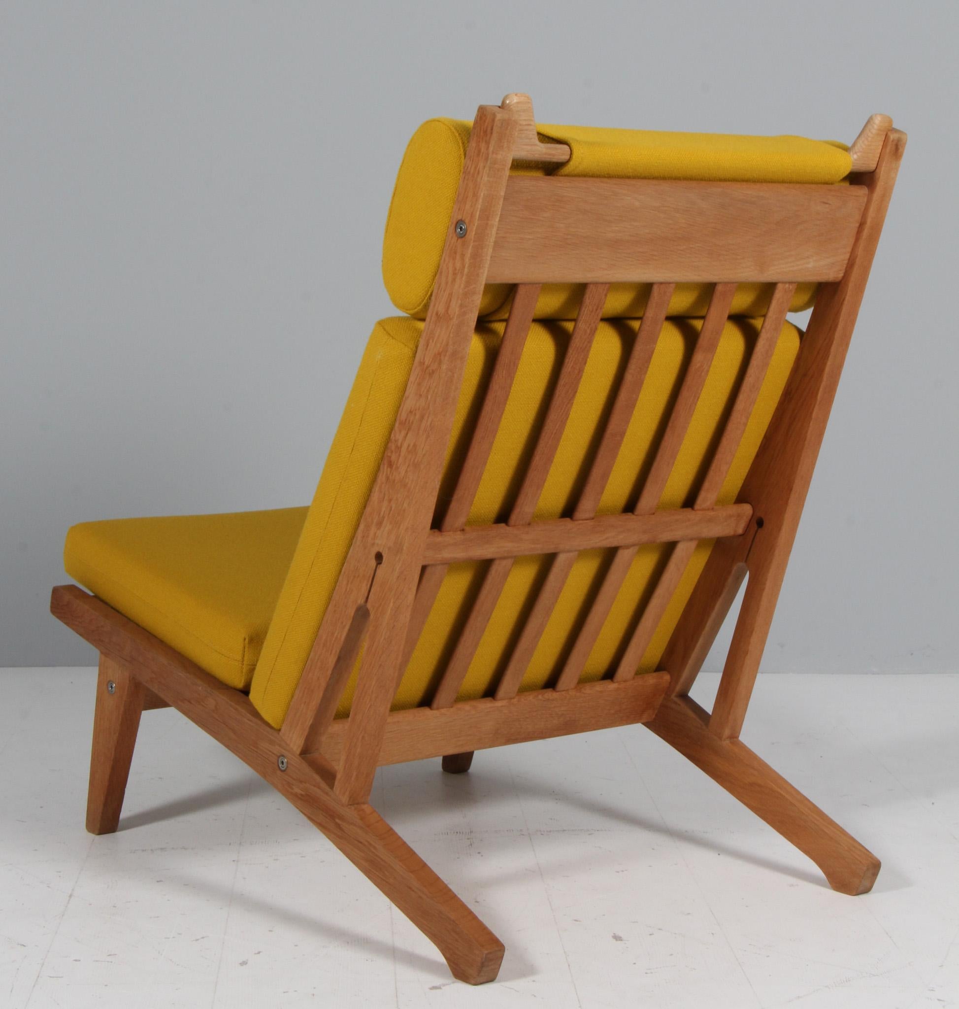 Hans J. Wegner-Loungesessel, Modell GE-375 (Eichenholz) im Angebot