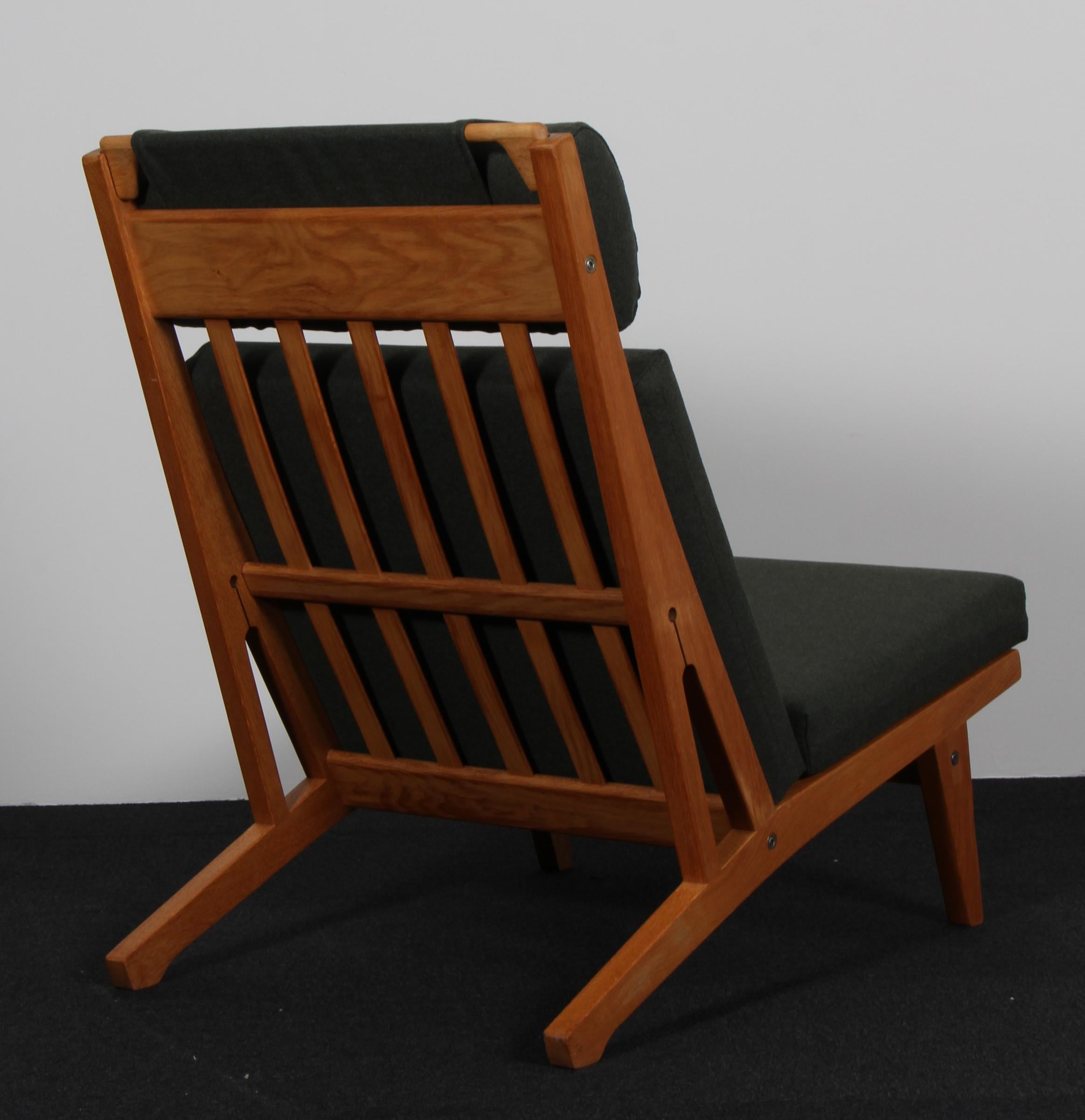 Wool Hans J. Wegner Lounge Chair, Model GE-375 For Sale