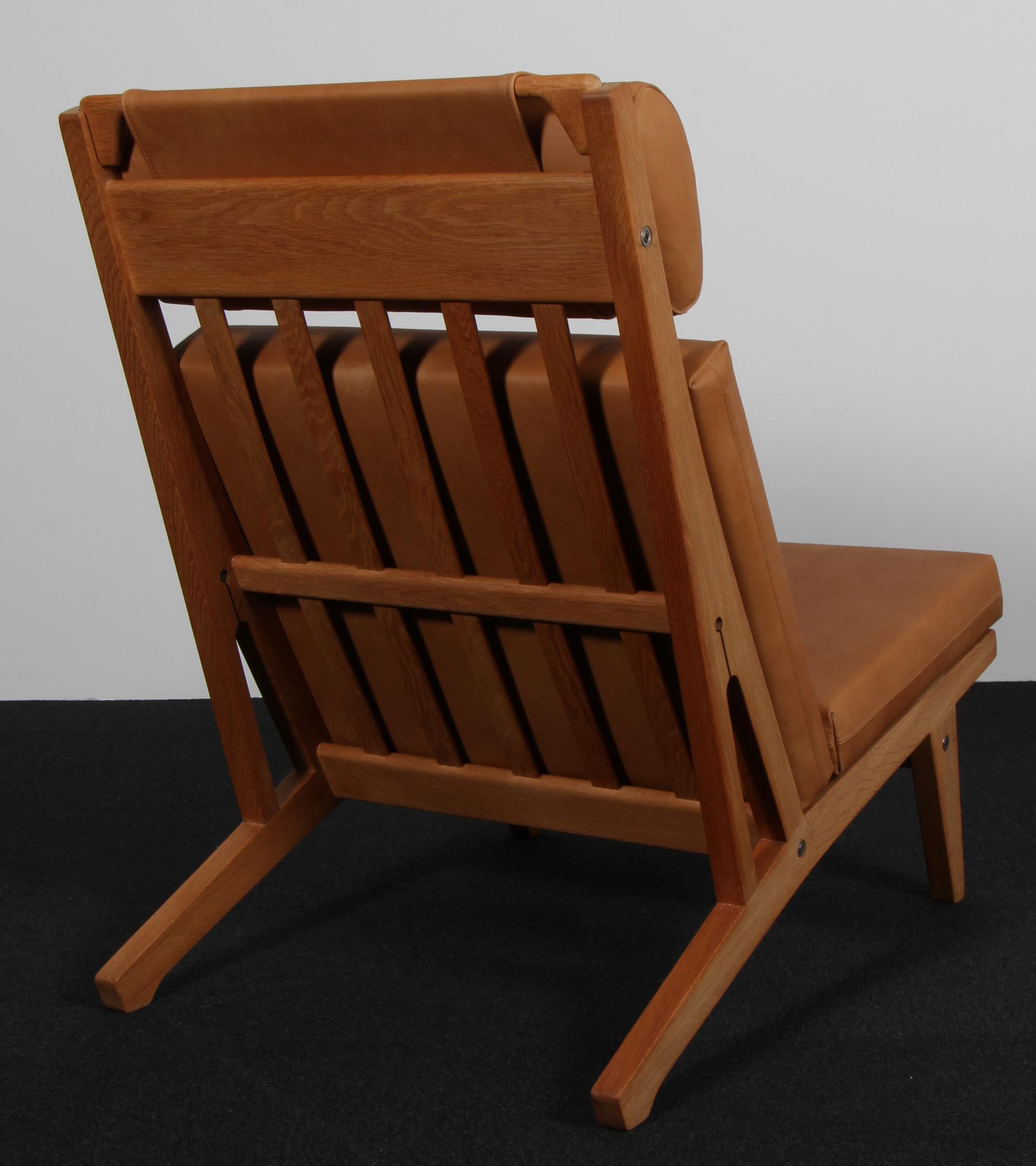 Hans J. Wegner-Loungesessel, Modell GE-375 (Eichenholz) im Angebot