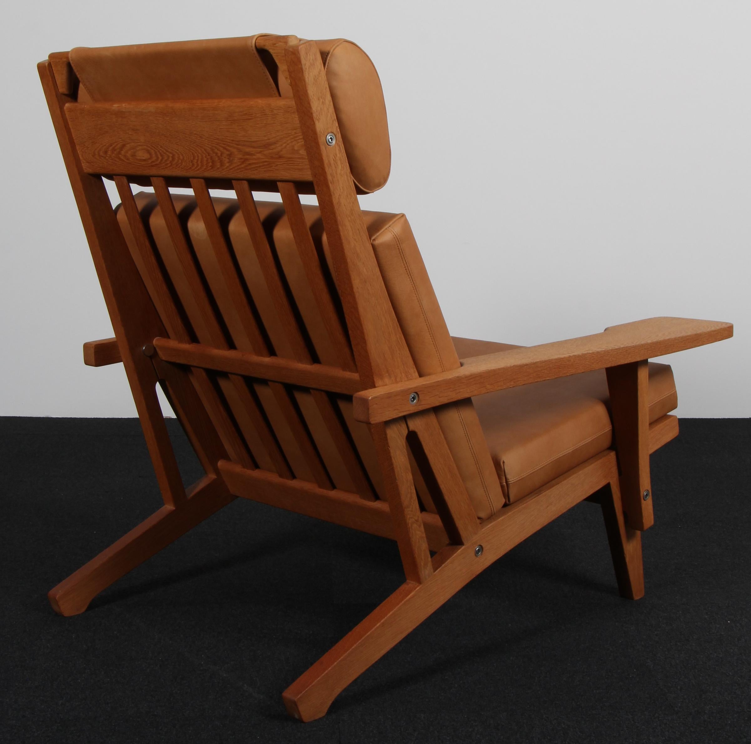 Hans J. Wegner-Loungesessel, Modell GE-375 (Eichenholz) im Angebot