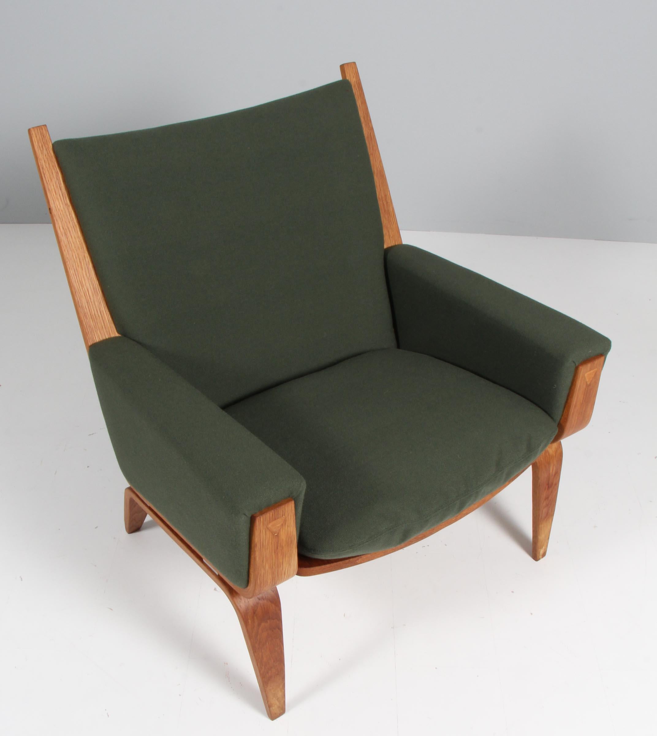 Hans J. Wegner lounge chair made bended oak veener. 

New upholstered with Green Hallingdal from kvadrat

Model GE501, made by GETAMA.

 