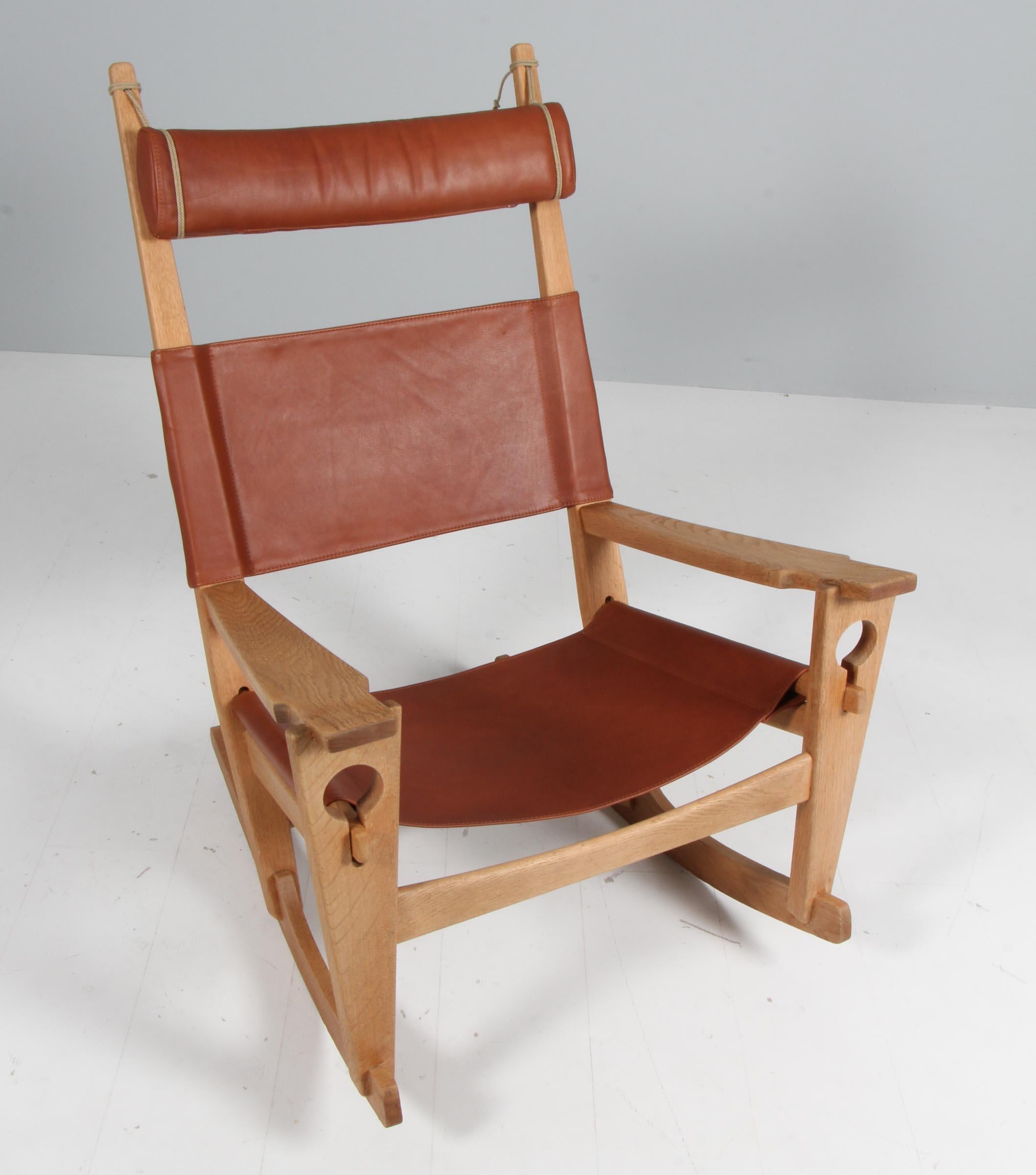 Chaise longue / rocking chair de Hans J. Wegner, nouvellement recouverte de cuir aniline couleur brandy.

Cadre en chêne traité au savon

Modèle Nøglehullet, fabriqué par GETAMA.