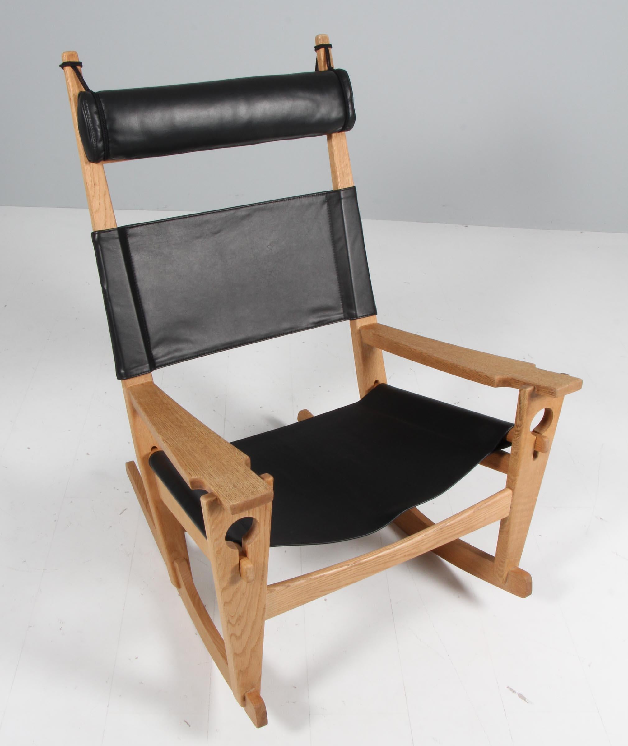 Chaise longue / rocking chair de Hans J. Wegner, nouvellement recouverte de cuir aniline noir.

Cadre en chêne traité au savon

Modèle Nøglehullet, fabriqué par GETAMA.