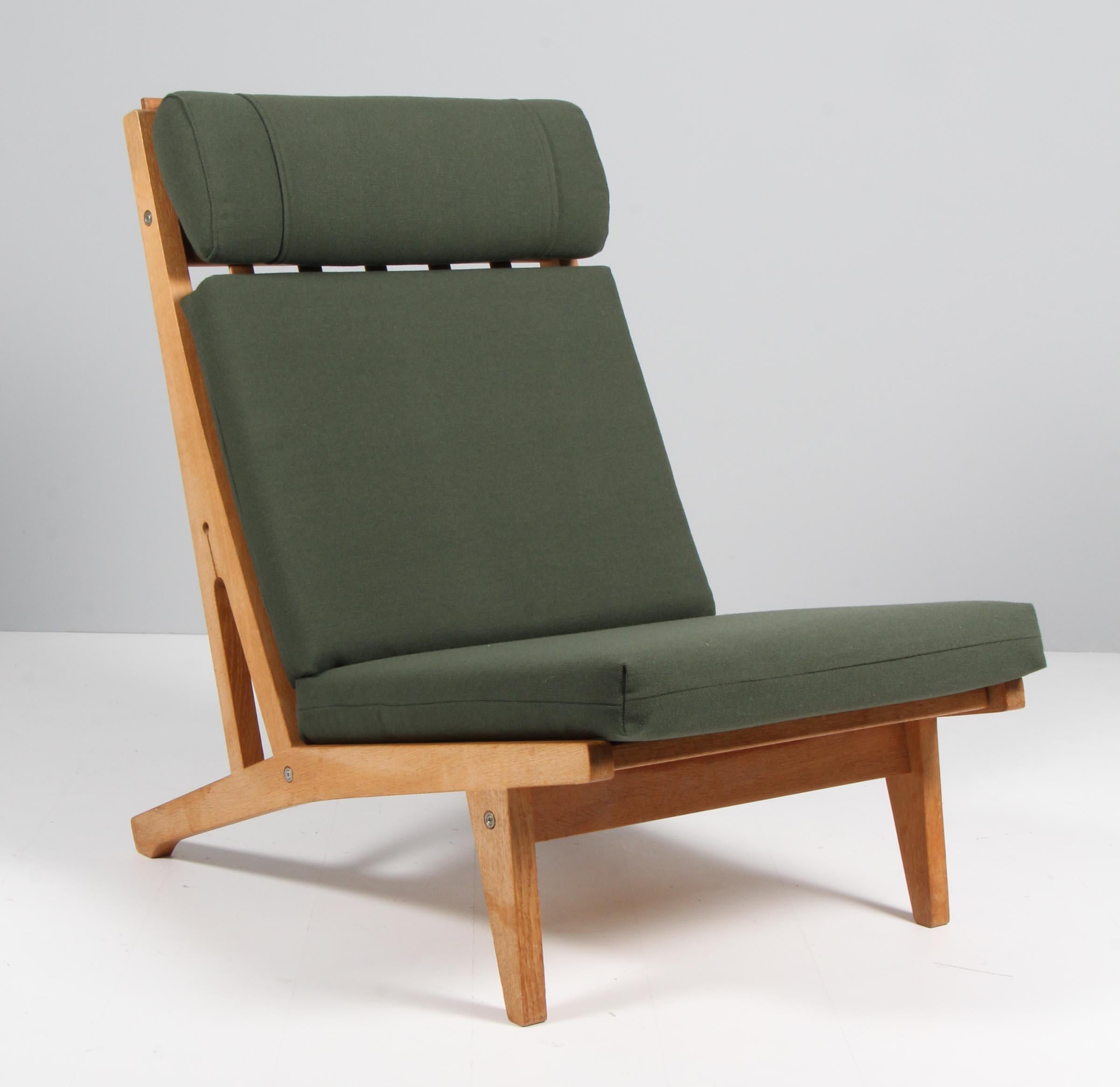 Hans J. Wegner lounge chair with ottoman with loose cushions new upholstered with green Hallingdal from Kvadrat

Frame of oak.

Model GE-375, made by GETAMA.