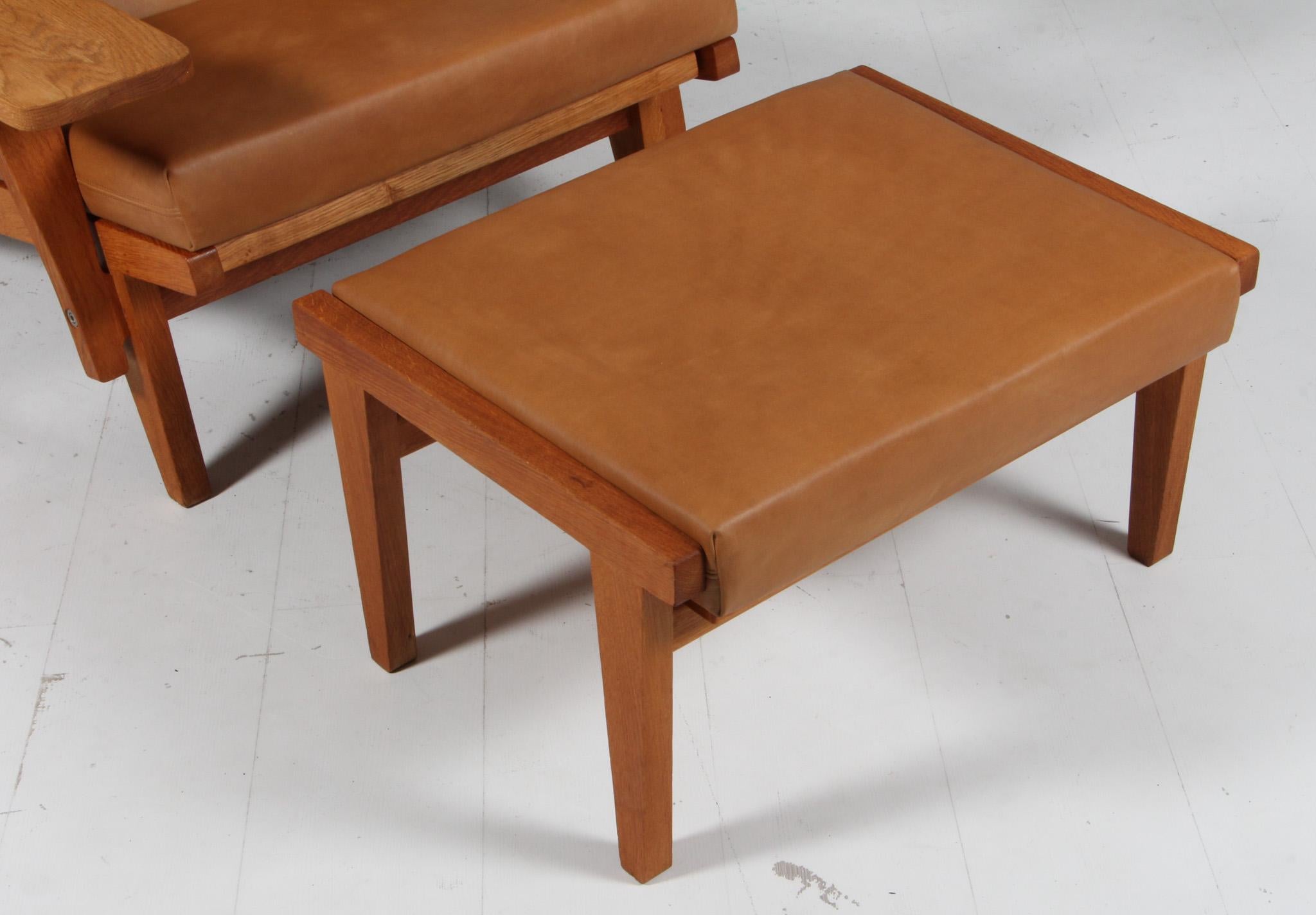 Scandinave moderne Hans J. Wegner fauteuil de salon avec ottoman, modèle GE-375 en vente