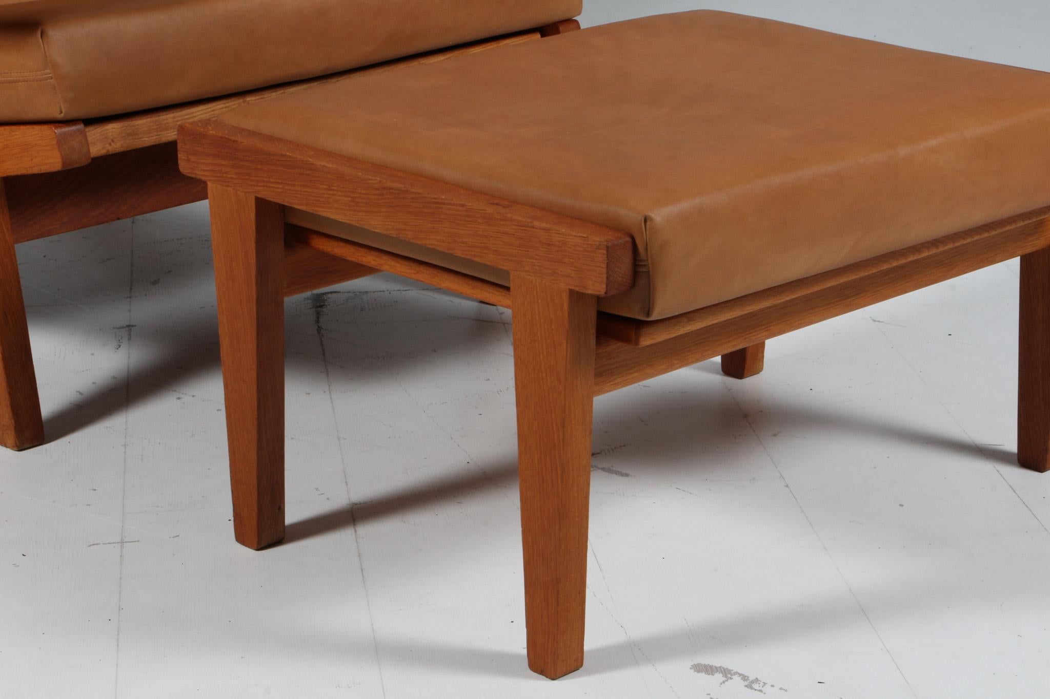 Danois Hans J. Wegner fauteuil de salon avec ottoman, modèle GE-375 en vente