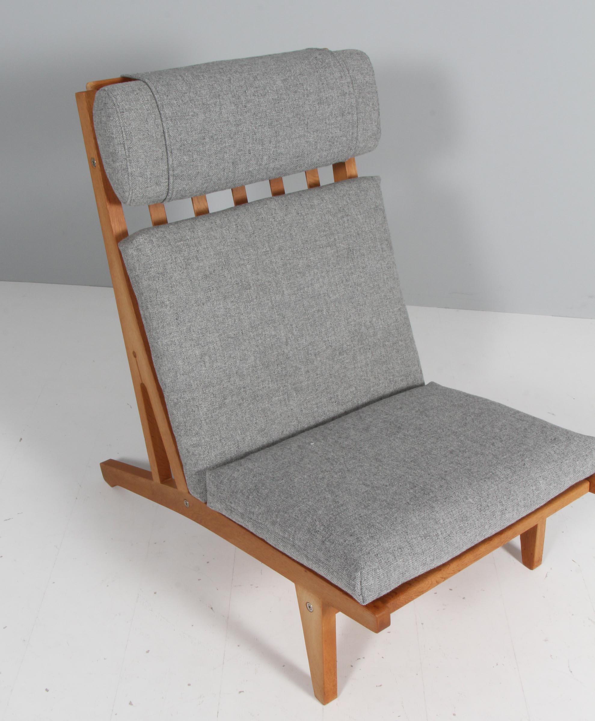 Hans J. Wegner Lounge Chair with ottoman, Model GE-375 In Good Condition In Esbjerg, DK