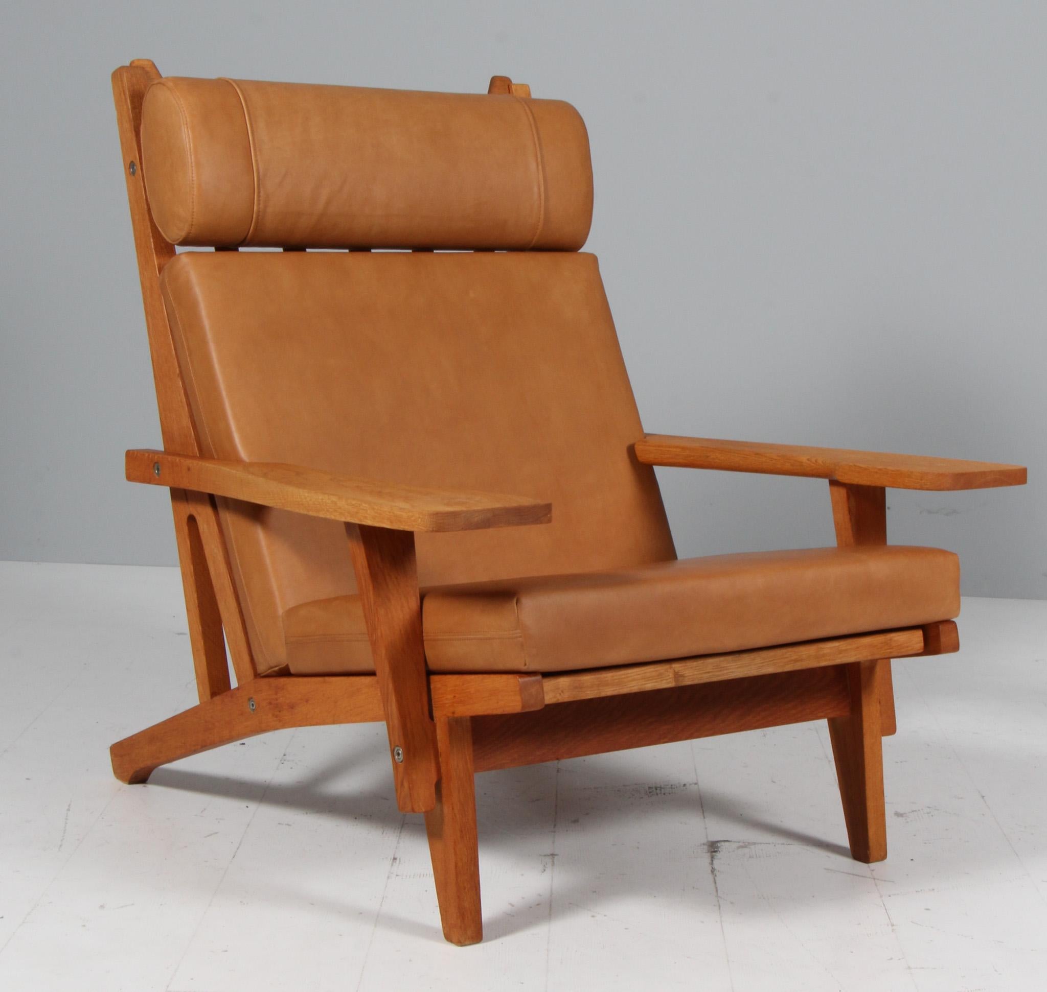 Milieu du XXe siècle Hans J. Wegner fauteuil de salon avec ottoman, modèle GE-375 en vente
