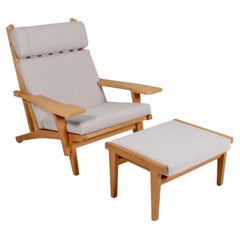 Hans J. Wegner-Loungesessel mit Ottomane, Modell GE-375