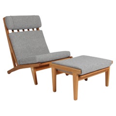 Hans J. Wegner-Loungesessel mit Ottomane, Modell GE-375