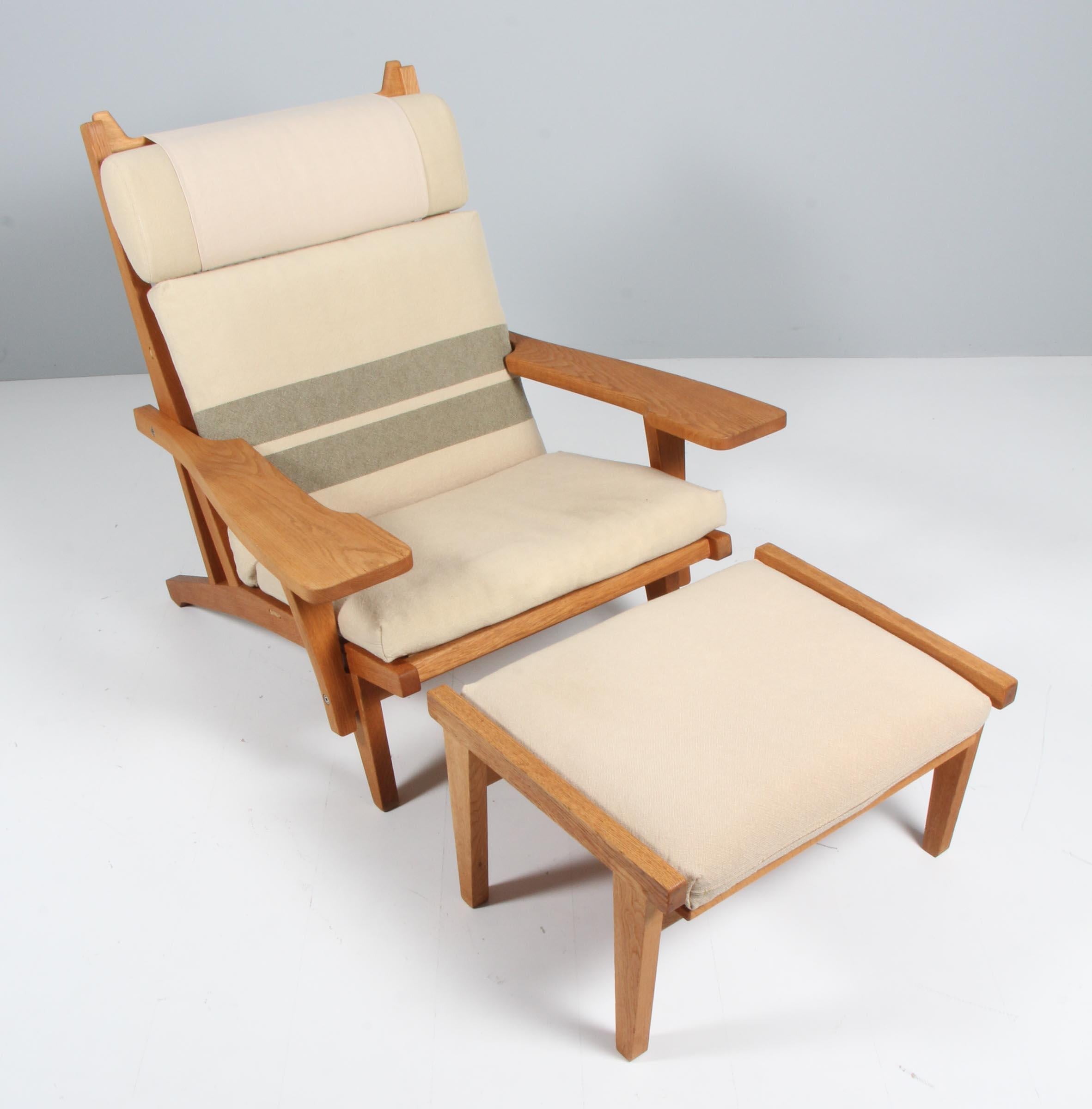 Hans J. Wegner lounge chair with ottoman with loose cushions original upholsterey.

Frame of oak. With armrests. Back with papercord, rare version.

Model GE-375, made by GETAMA.