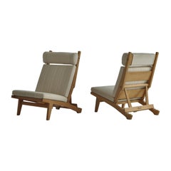 Hans J. Wegner Lounge Chairs "AP-71", Oak & White Savak Wool, AP Stolen, 1968