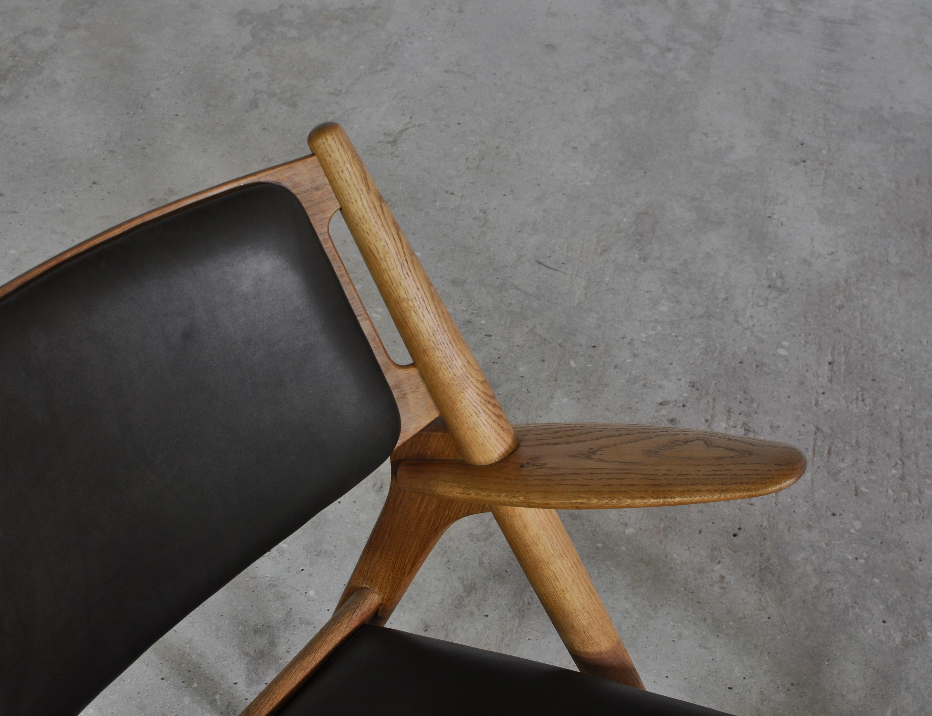 Hans J. Wegner Lounge Chairs from the 1960s in Oak and Dark Green Leather 4