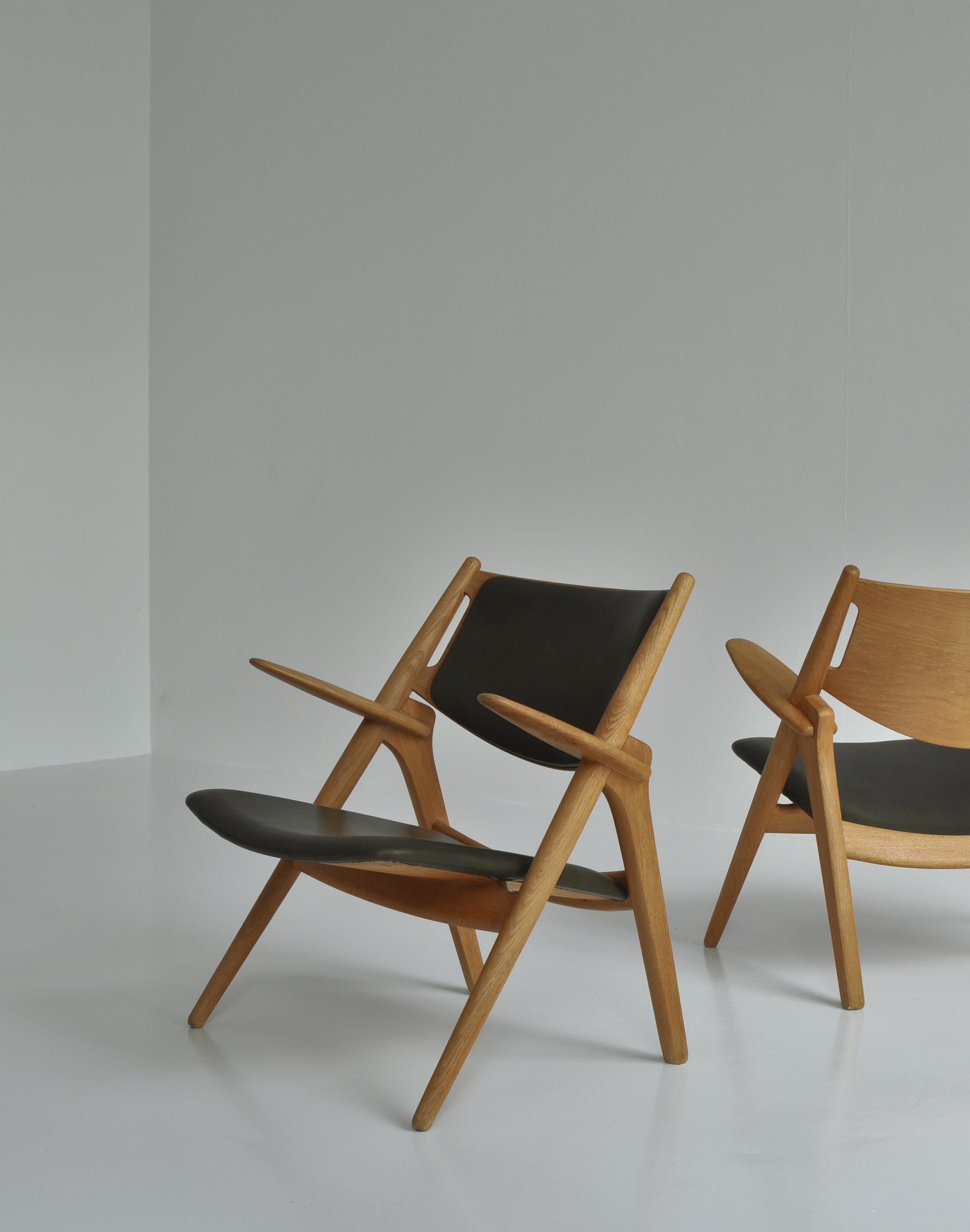 Hans J. Wegner Lounge Chairs from the 1960s in Oak and Dark Green Leather 4