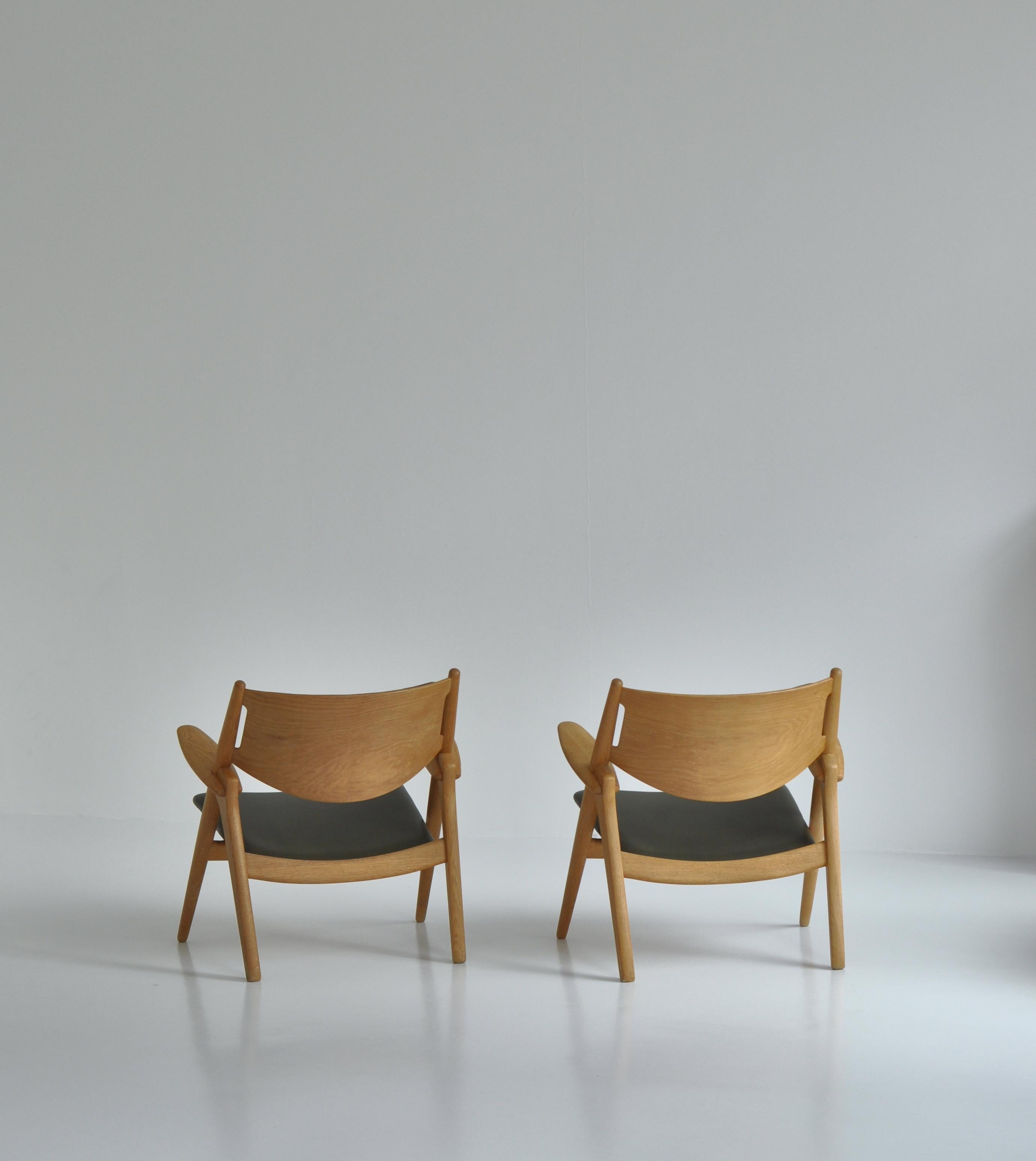 Hans J. Wegner Lounge Chairs from the 1960s in Oak and Dark Green Leather 5