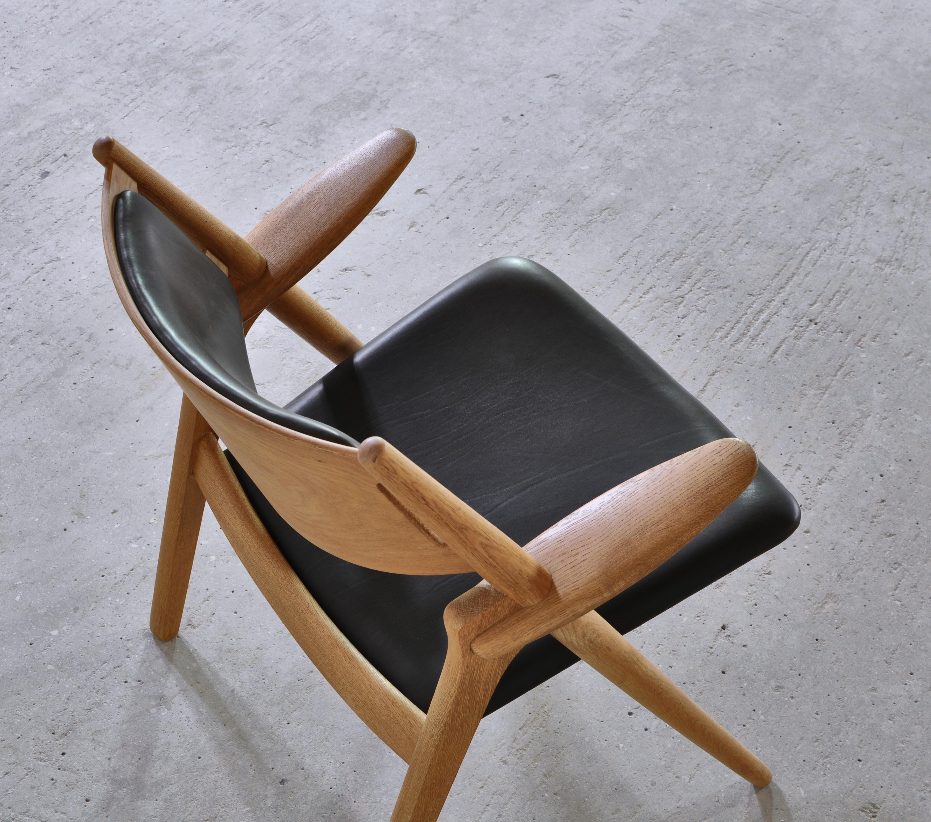 Hans J. Wegner Lounge Chairs from the 1960s in Oak and Dark Green Leather 6