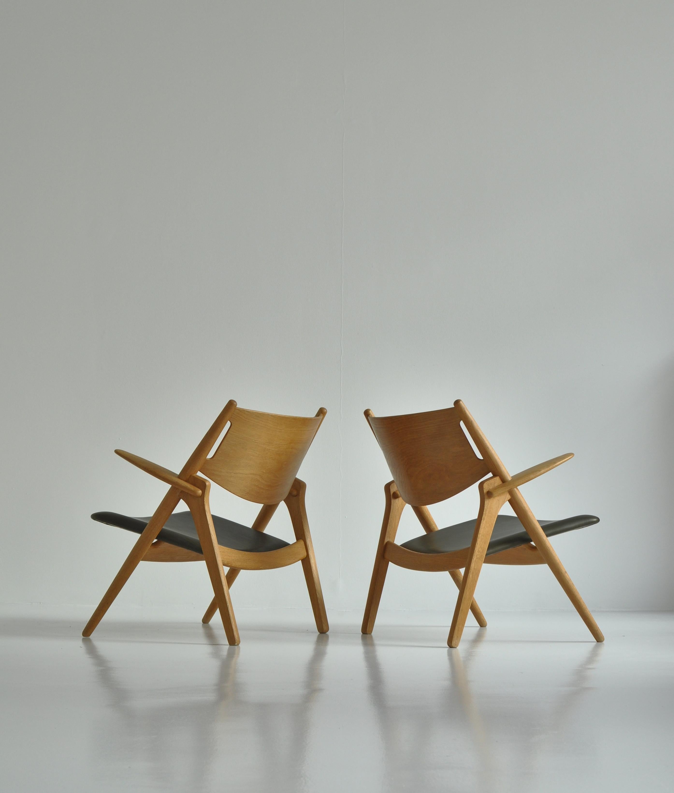 Hans J. Wegner Lounge Chairs from the 1960s in Oak and Dark Green Leather 9