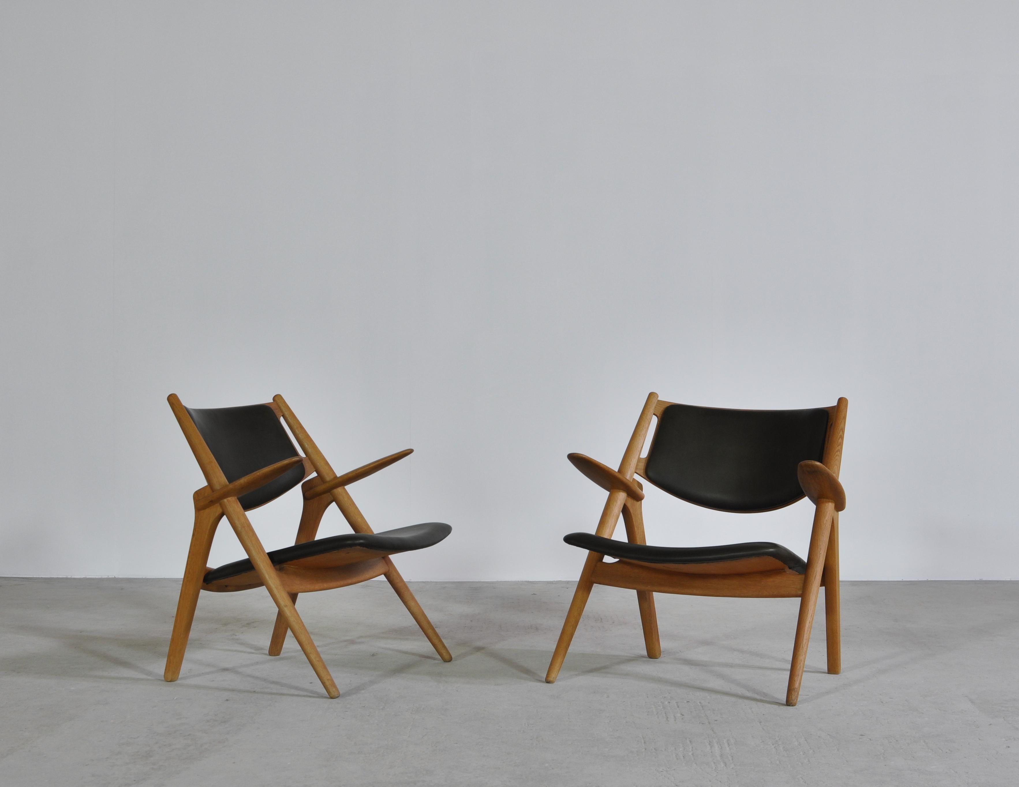 Scandinavian Modern Hans J. Wegner Lounge Chairs from the 1960s in Oak and Dark Green Leather