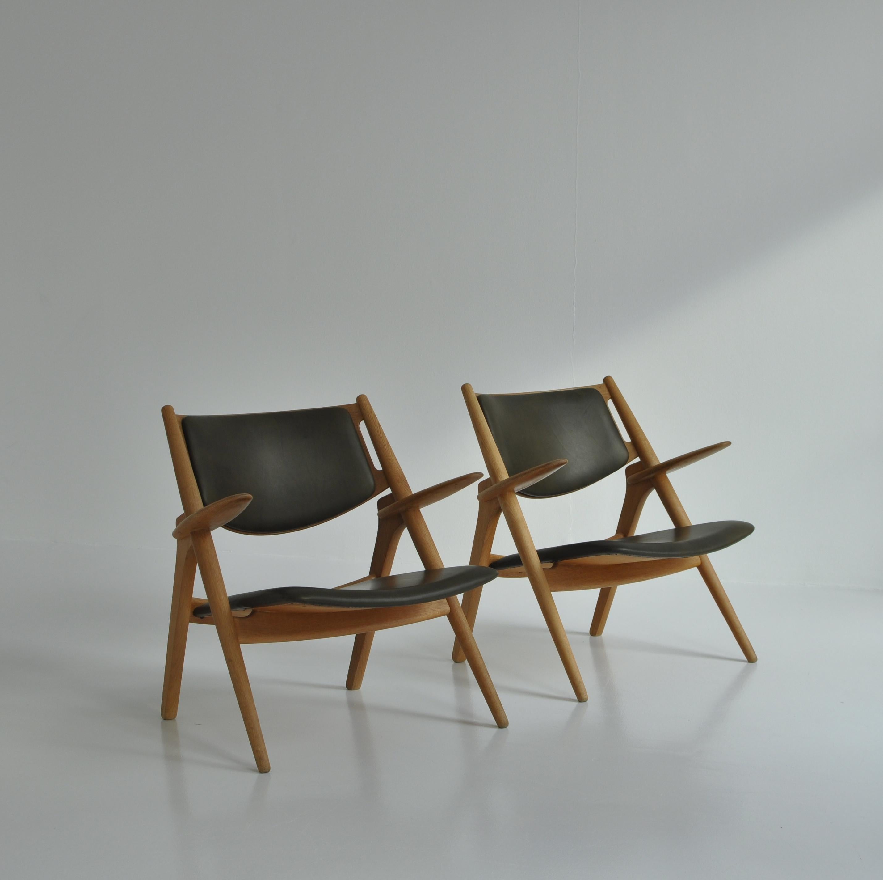 Danish Hans J. Wegner Lounge Chairs from the 1960s in Oak and Dark Green Leather