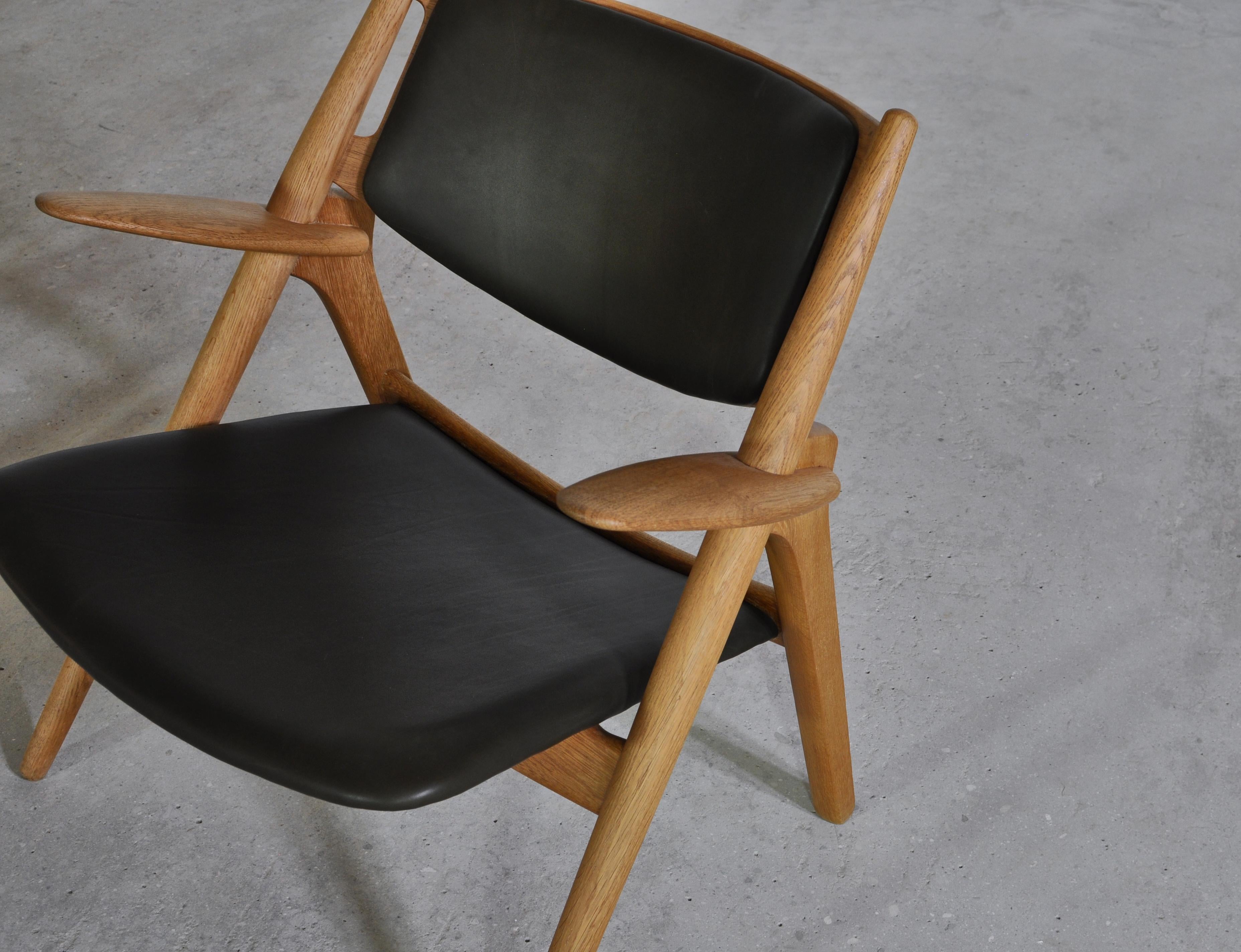Hans J. Wegner Lounge Chairs from the 1960s in Oak and Dark Green Leather In Good Condition In Odense, DK
