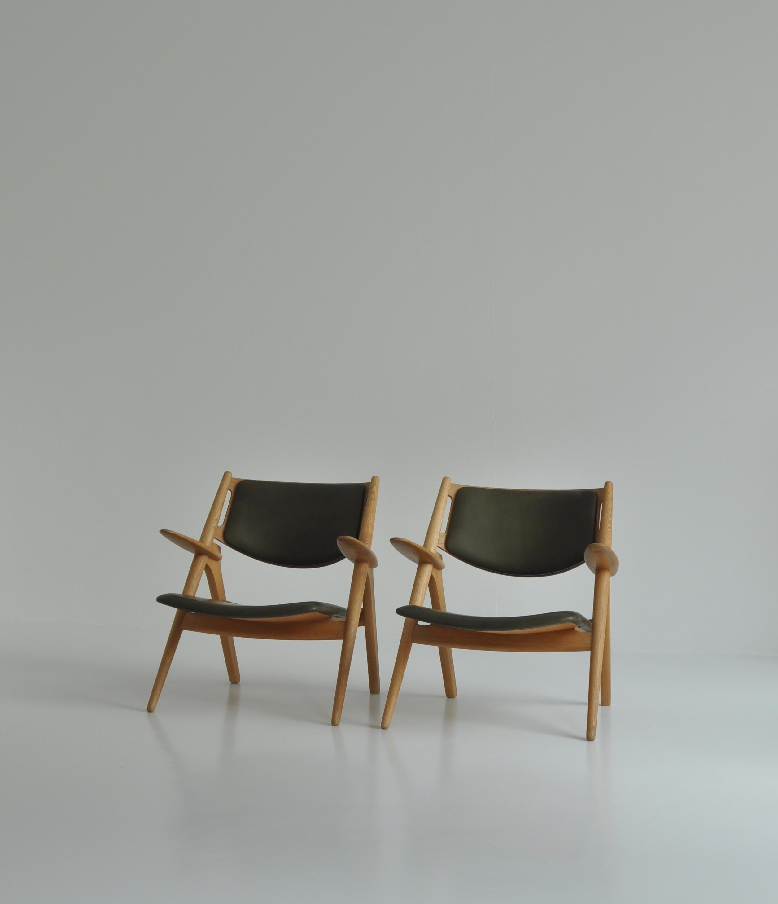 Hans J. Wegner Lounge Chairs from the 1960s in Oak and Dark Green Leather In Good Condition In Odense, DK