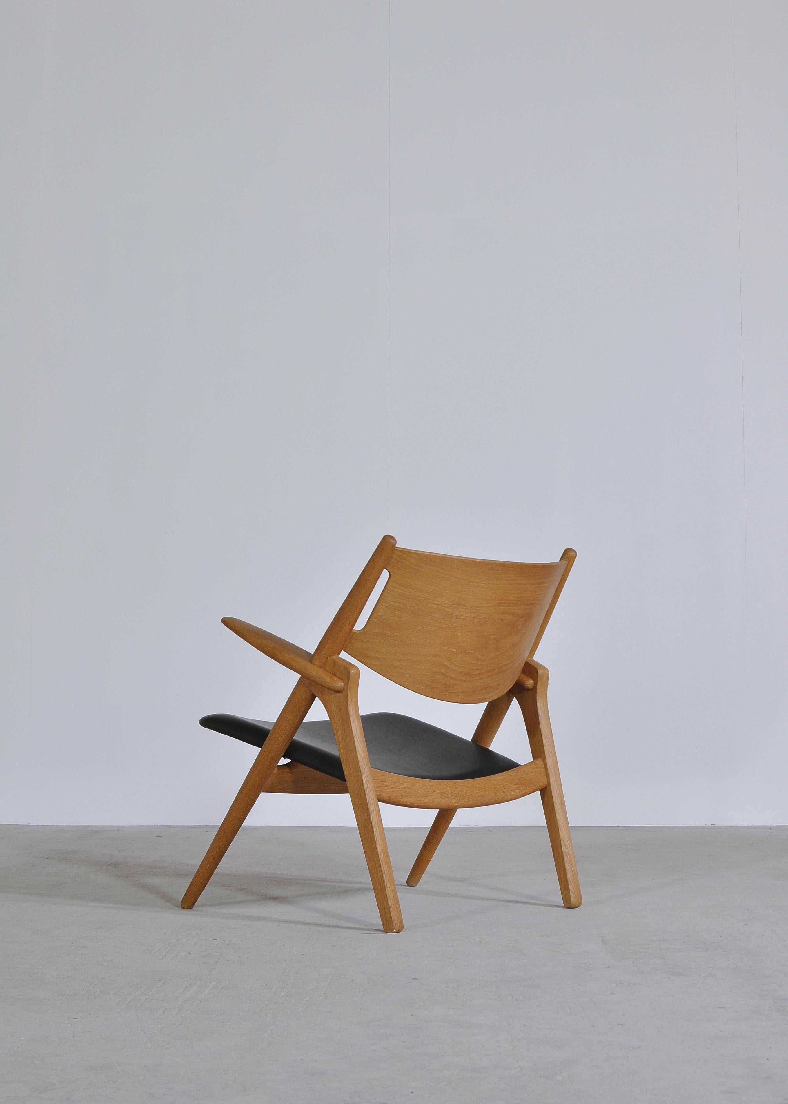 Mid-20th Century Hans J. Wegner Lounge Chairs from the 1960s in Oak and Dark Green Leather