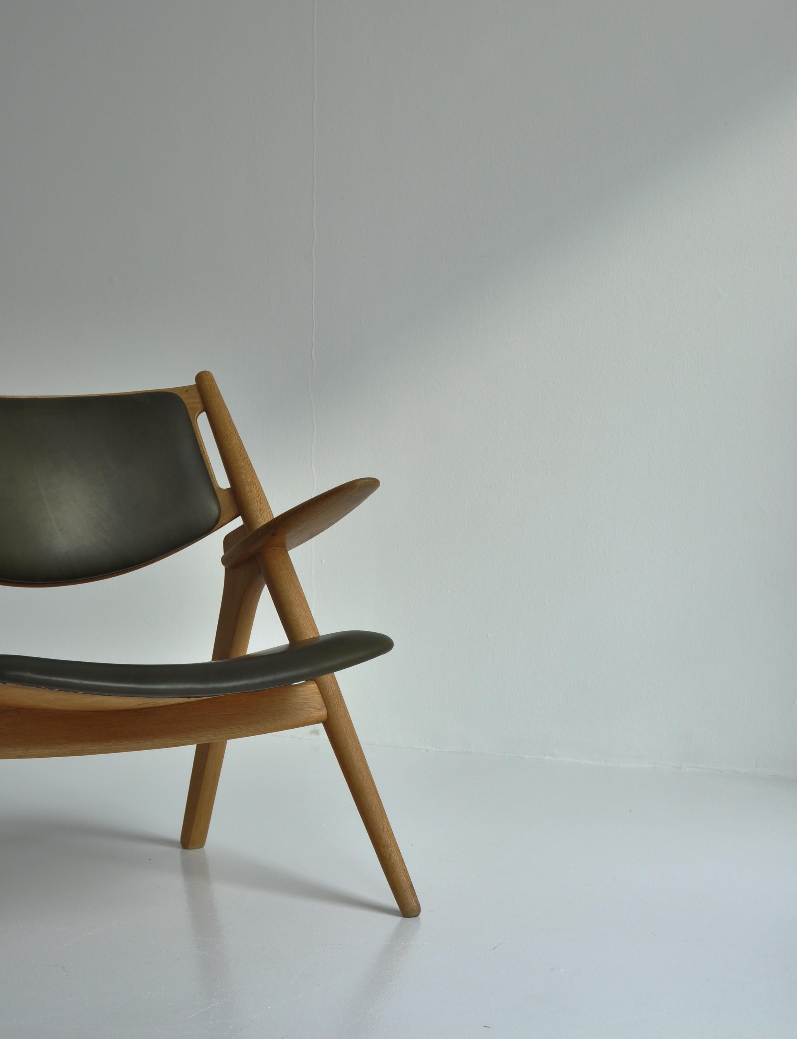 Mid-20th Century Hans J. Wegner Lounge Chairs from the 1960s in Oak and Dark Green Leather