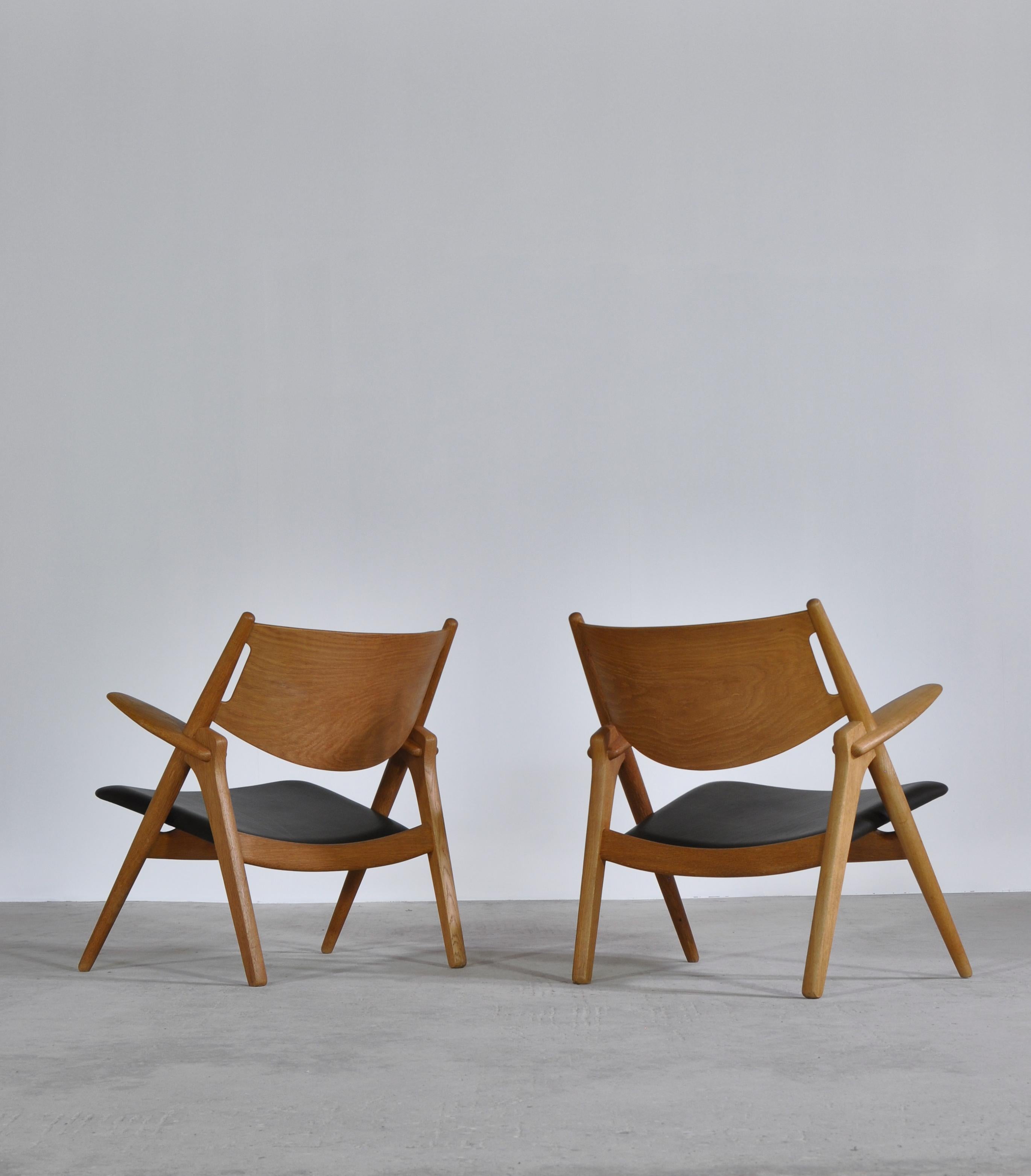 Hans J. Wegner Lounge Chairs from the 1960s in Oak and Dark Green Leather 2
