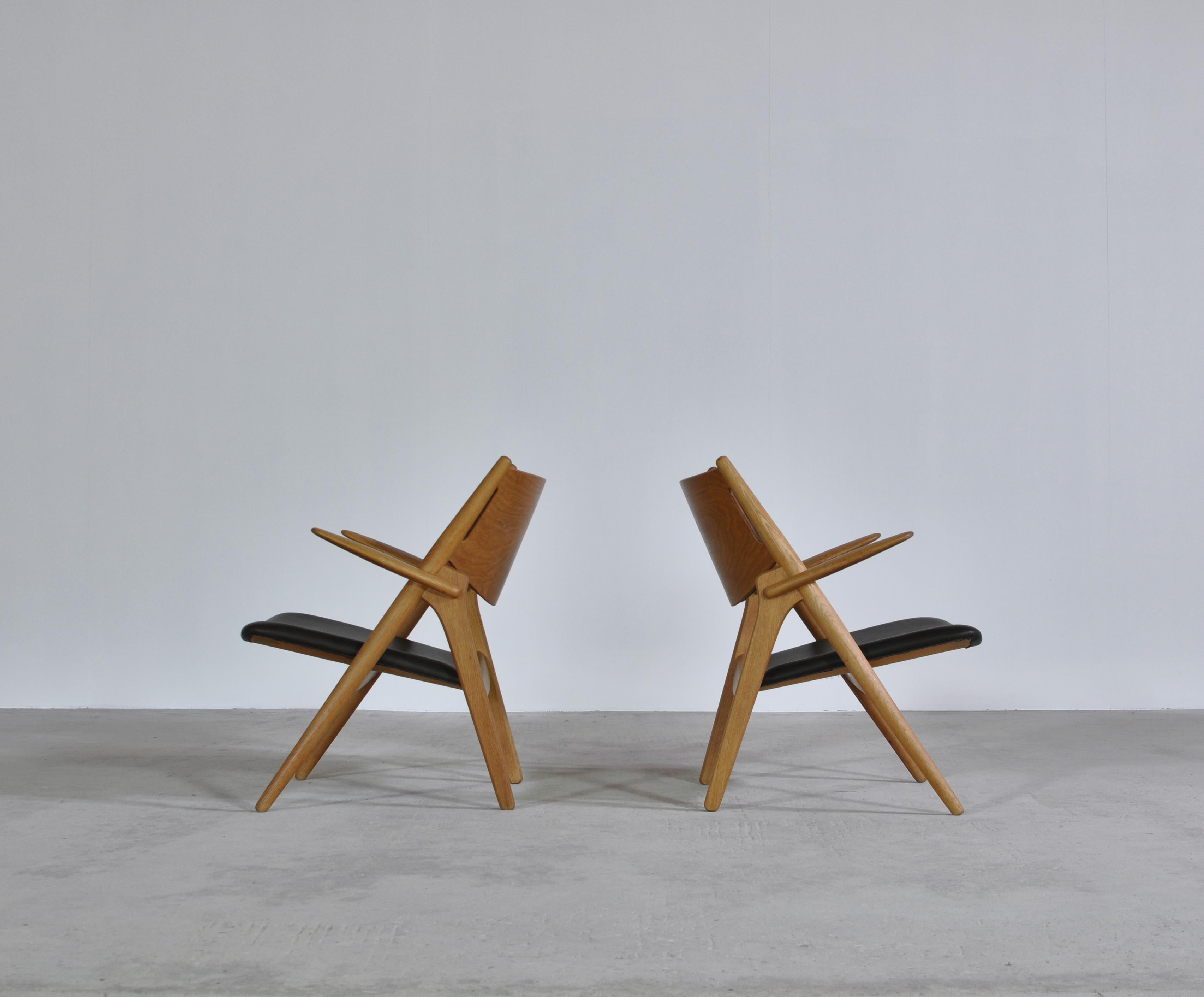 Hans J. Wegner Lounge Chairs from the 1960s in Oak and Dark Green Leather 3