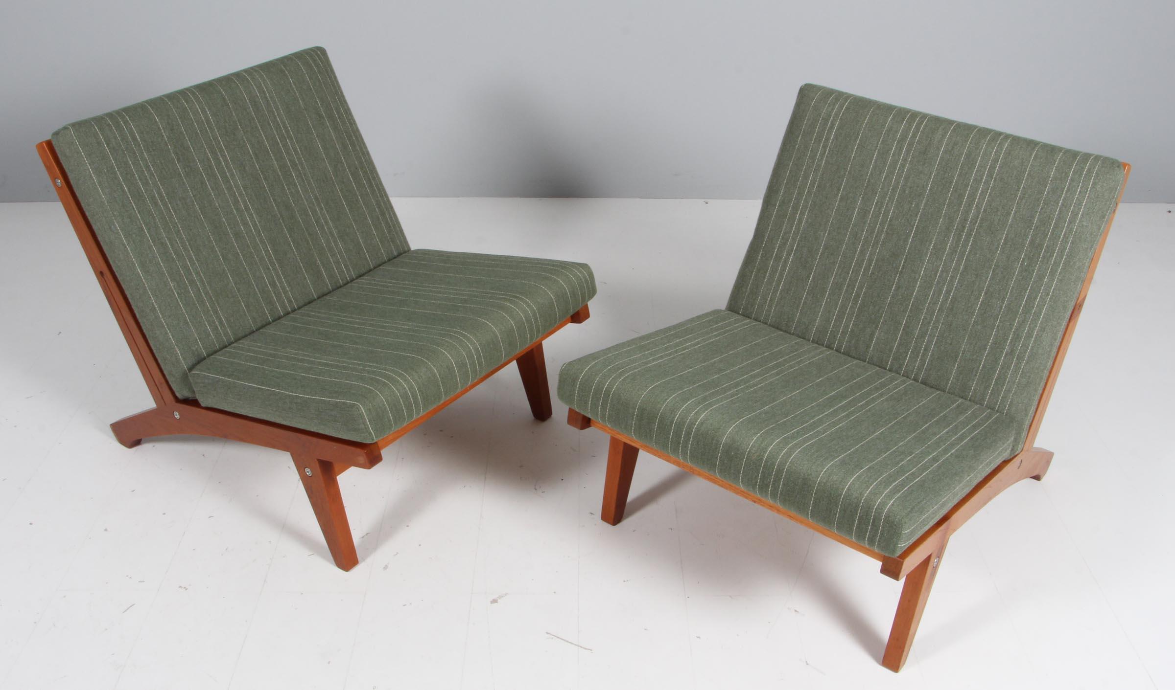 Hans J. Wegner lounge chairs with loose cushions upholstered with Savak wool.

Frame of solid teak.

Model GE-370, made by GETAMA.
