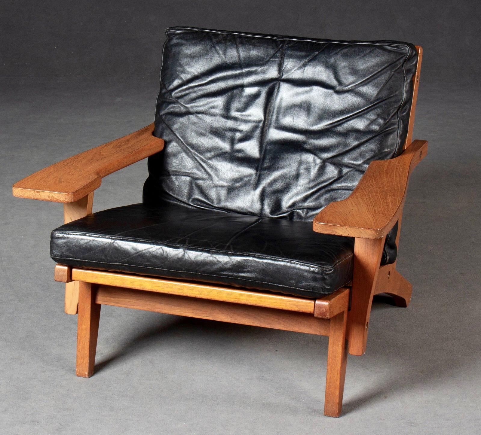 Iconic Danish Hans J Wegner GE-375 lounge chair, made in teak frame with black leather upholstery. Early production from 1960s, burn stamped by GETAMA Gedsted, Denmark.