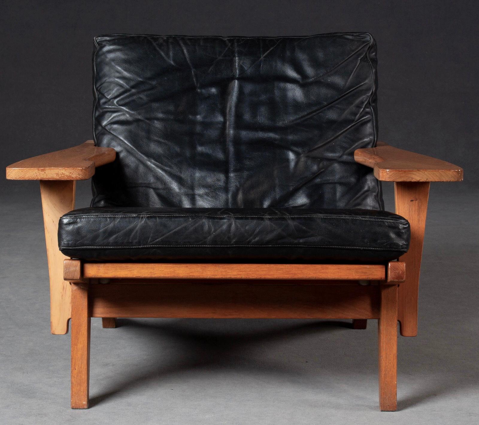 Scandinavian Modern Hans J. Wegner Lounge Easy Chair GE 375, in Black Leather Upholstery by GETAMA