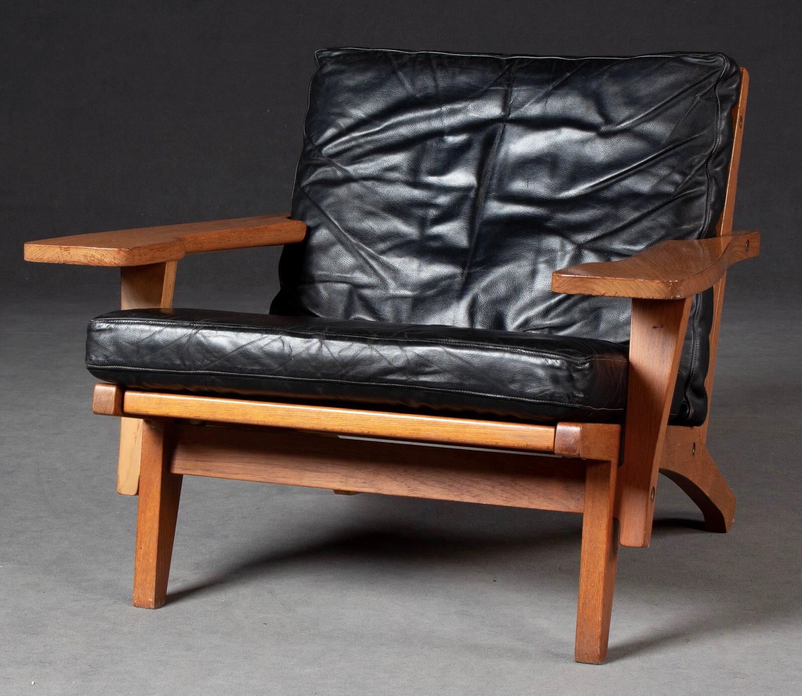 Hans J. Wegner Lounge Easy Chair GE 375, in Black Leather Upholstery by GETAMA 3