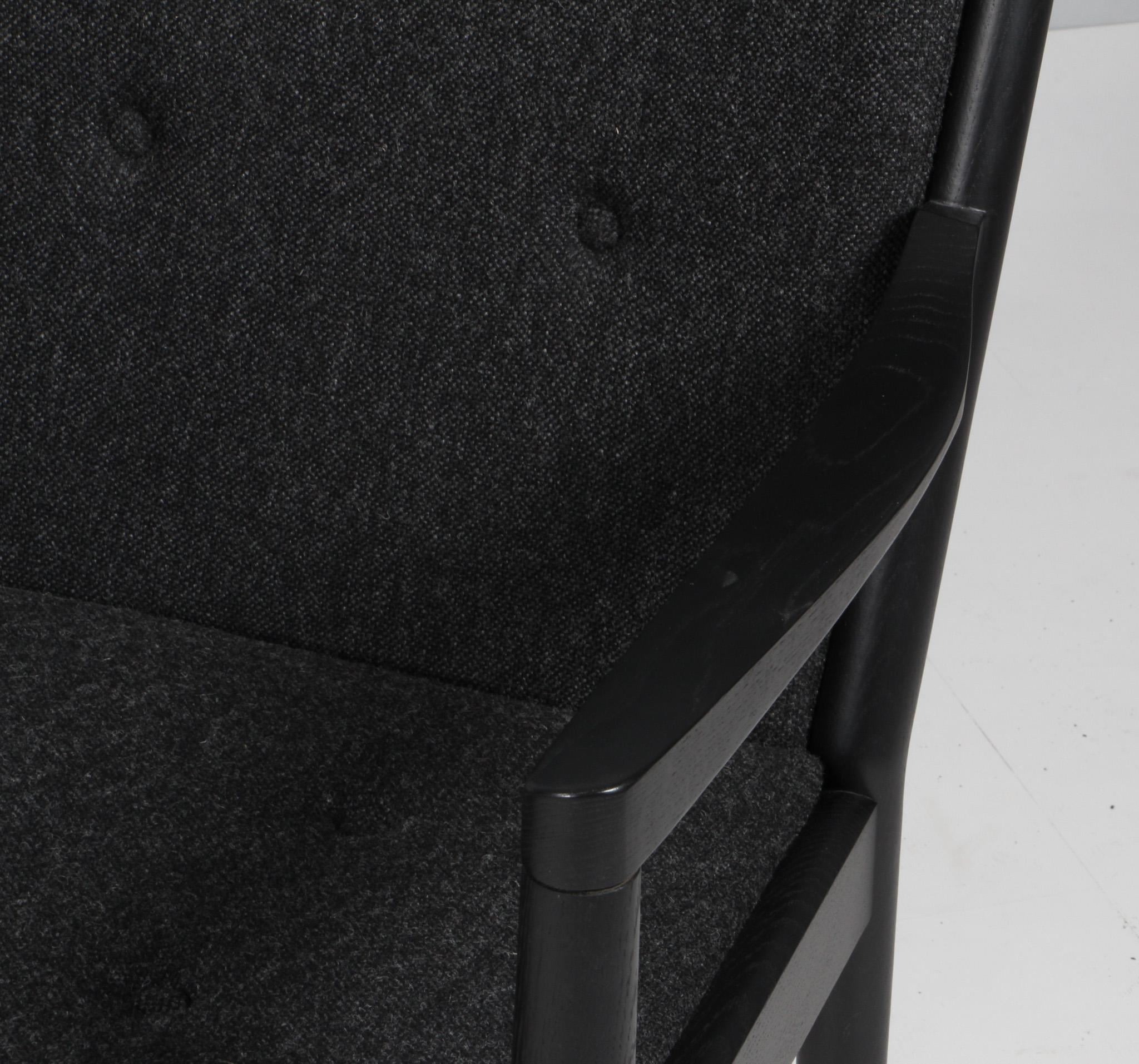 Hans J. Wegner Lounge oder Sessel, Wolle und schwarz gebeizte Eiche. Modell 1788 (Skandinavische Moderne) im Angebot