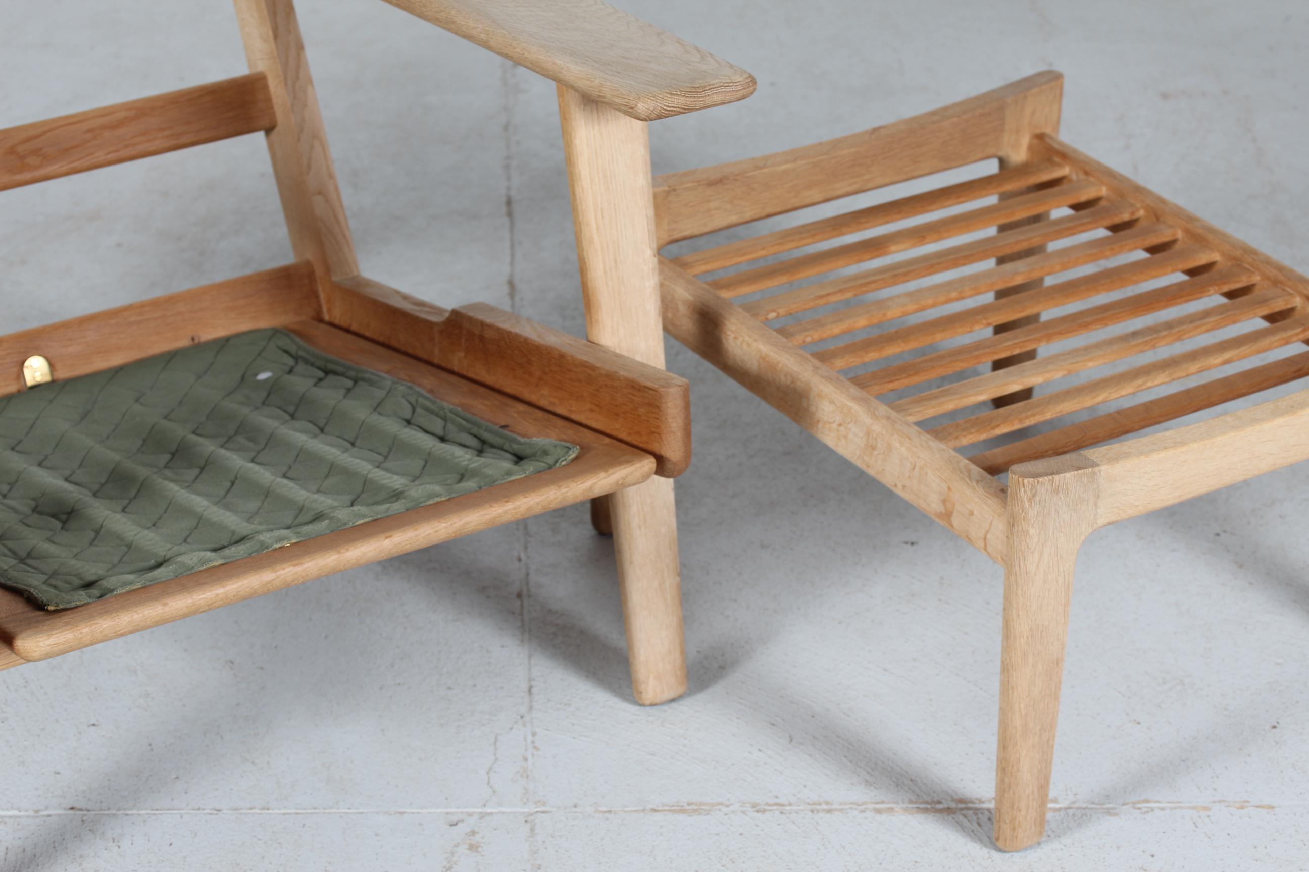 Hans J. Wegner Low Lounge Chair GE 290 + Stool of Oak and Wool by GETAMA, 1970s In Good Condition In Silkeborg, Silkeborg
