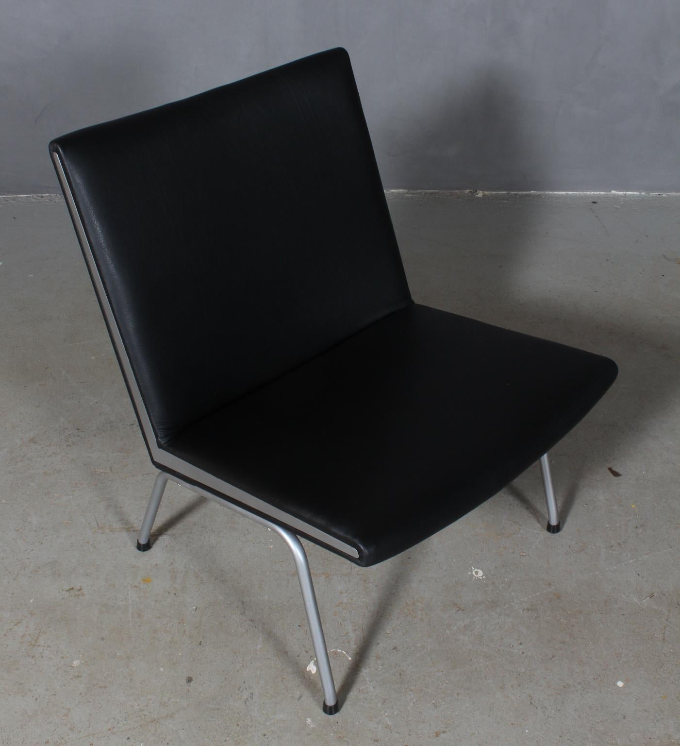Hans J. Wegner lufthavnsttole designed for Kastrup Airport. New upholstered with black aniline leather.

Base and sides in steel.

Model AP40, made by AP stolen.