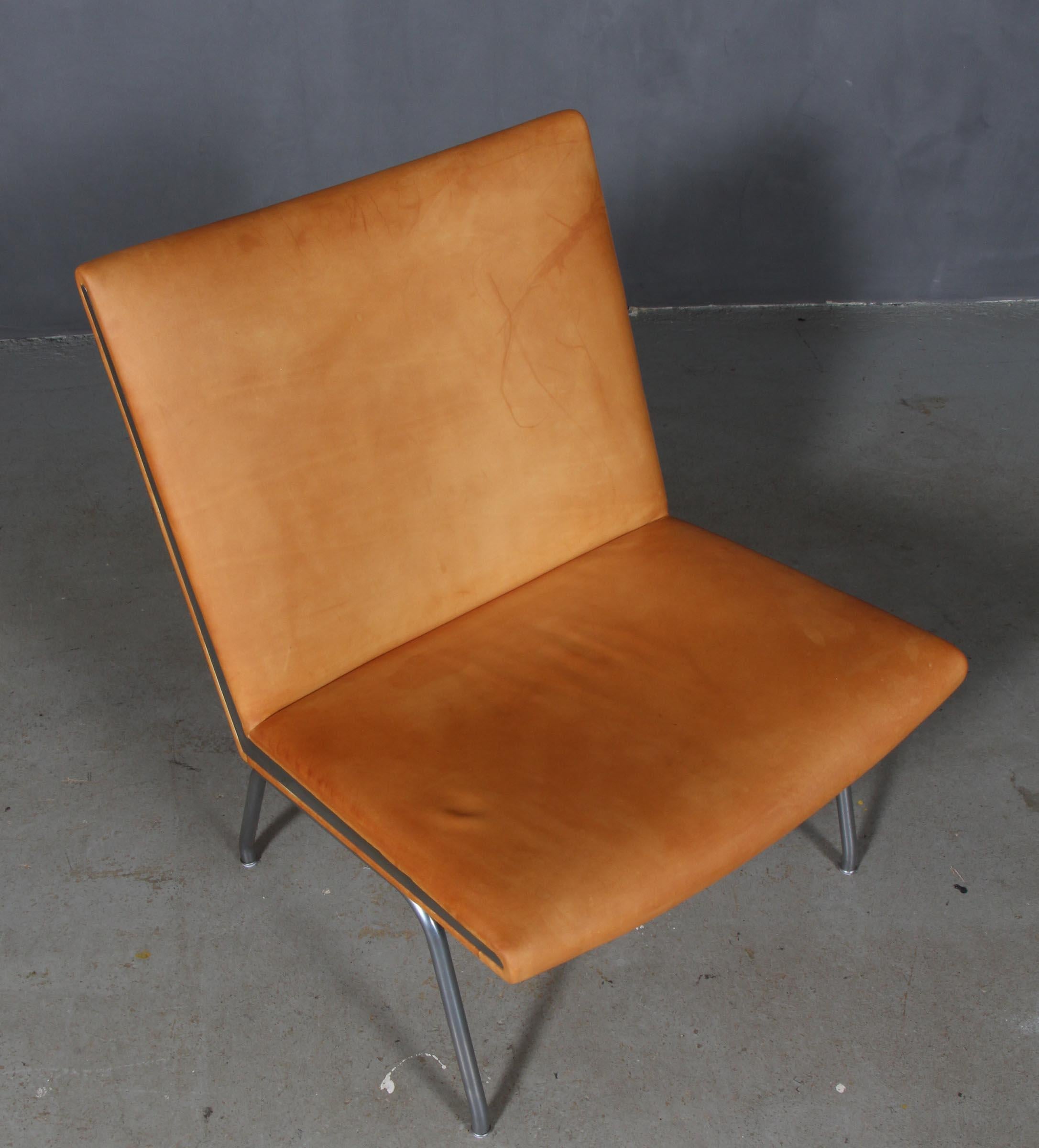 Hans J. Wegner lufthavnsttole designed for Kastrup Airport. Original upholstered with patinated nature leather.

Base and sides in steel.

Model AP40, made by AP stolen.
