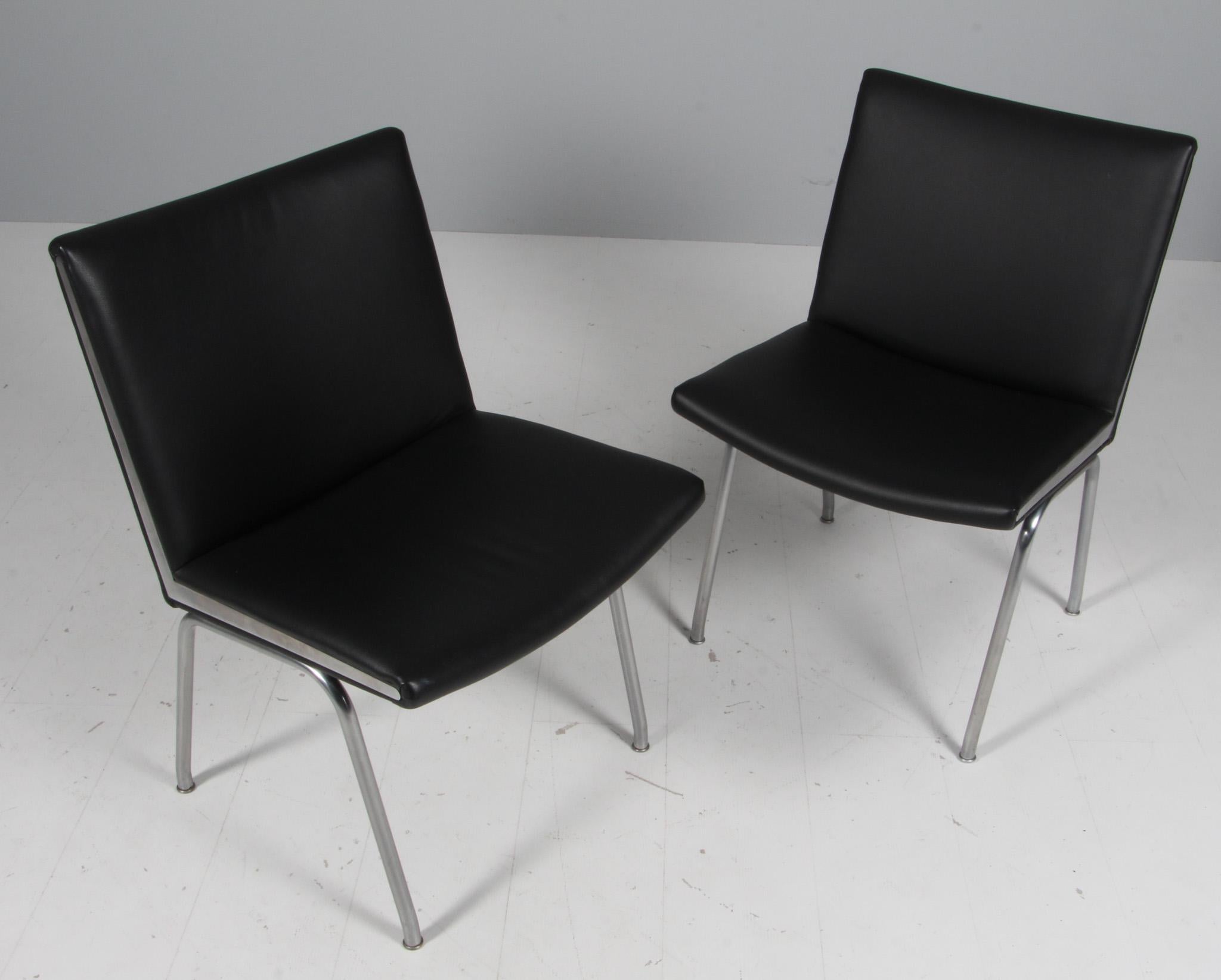 Lufthavnsttole de Hans J. Wegner conçu pour l'aéroport de Kastrup. Revêtement en cuir noir.

Base et côtés en acier.

Modèle AP38, fabriqué par AP volé.