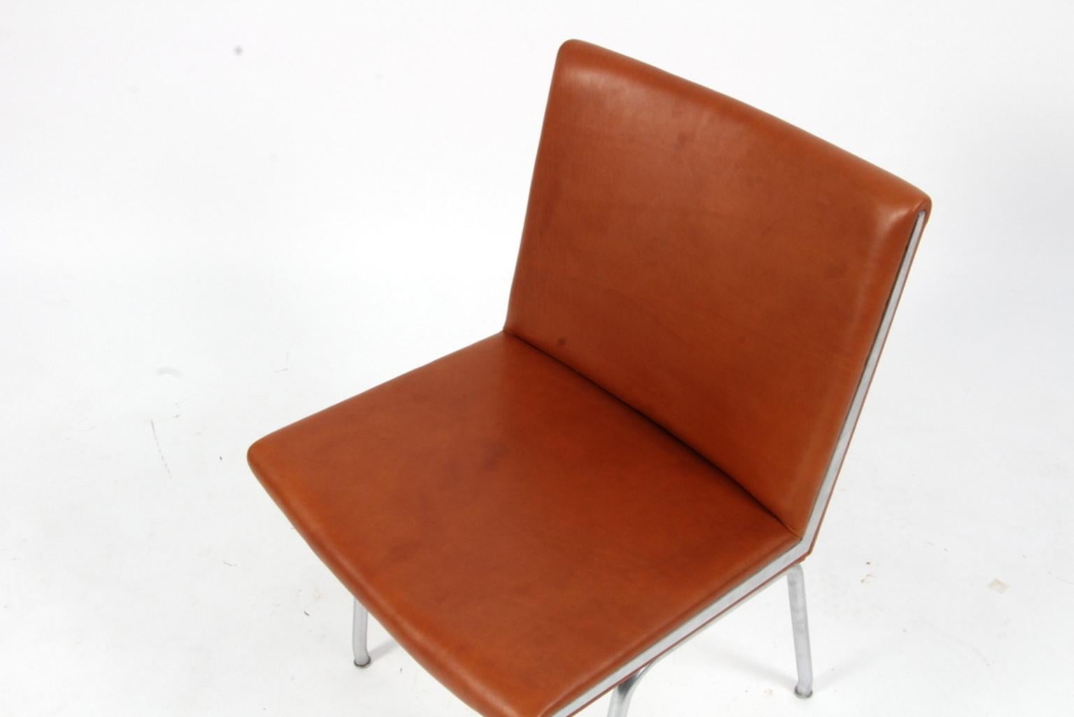 Hans J. Wegner lufthavnsttole designed for Kastrup Airport. New upholstered with Cognac aniline leather.

Base and sides in steel.

Model AP38, made by AP stolen.