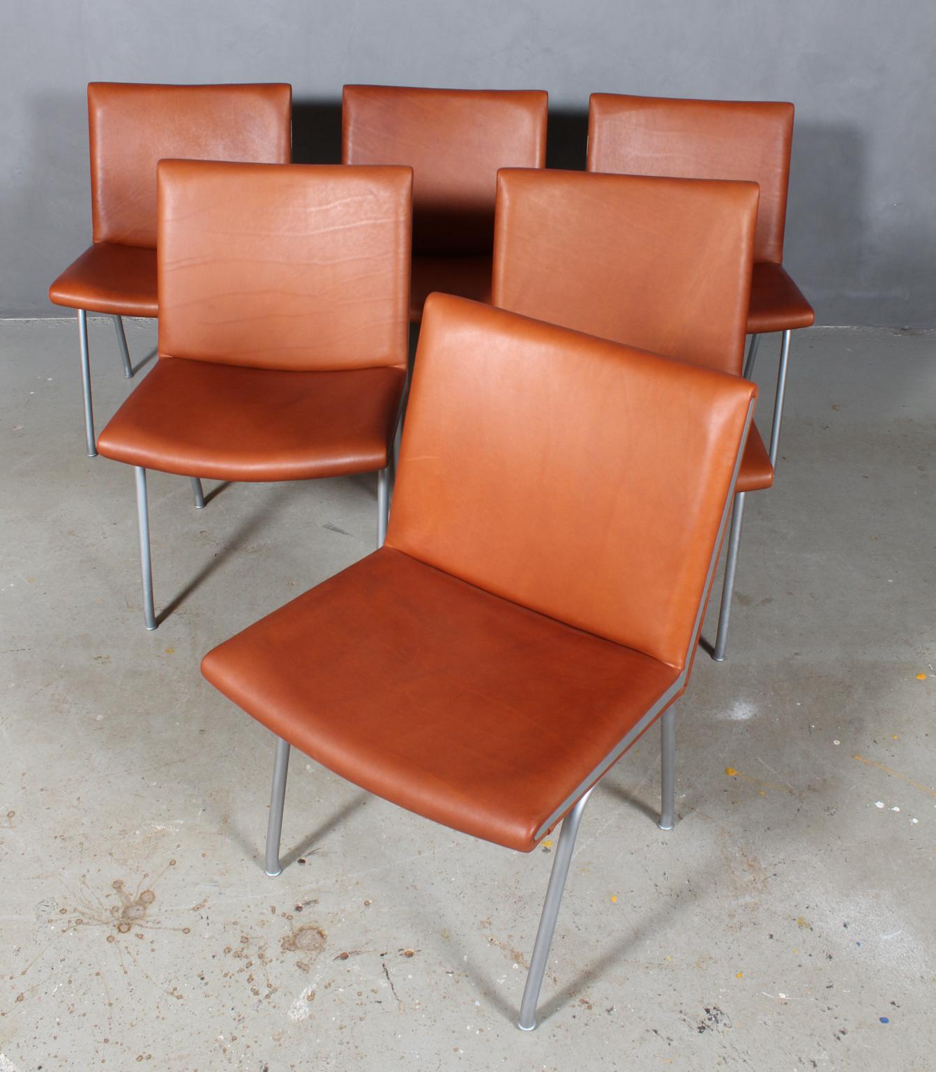 Hans J. Wegner lufthavnsttole designed for Kastrup Airport. New upholstered with Cognac aniline leather.

Base and sides in coated steel.

Model AP38, made by AP stolen.