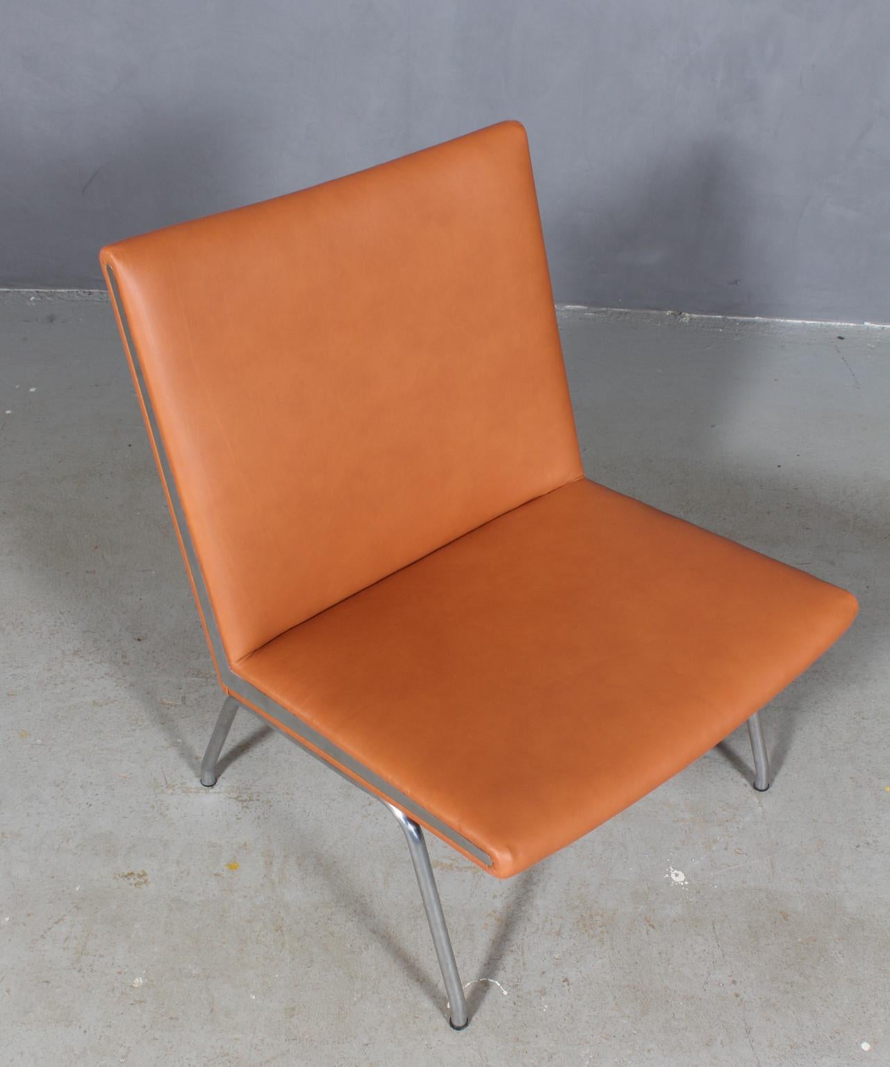 Hans J. Wegner lufthavnsttole designed for Kastrup Airport. New upholstered with Cognac aniline leather.

Base and sides in steel.

Model AP40, made by AP stolen.