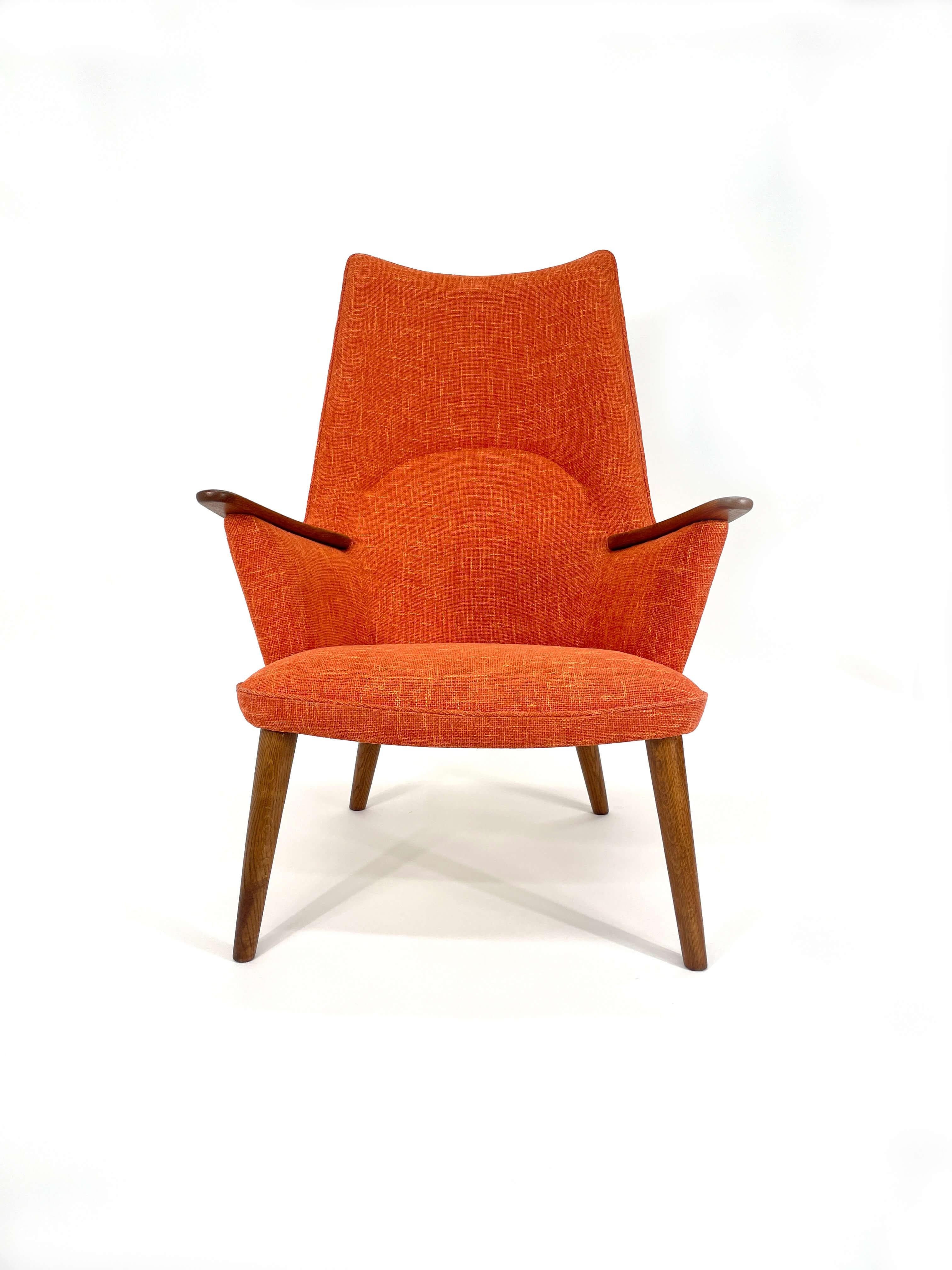 Der AP-27, auch bekannt als Mama Bear Stuhl, wurde 1957 von Hans Wegner entworfen. Dieser ikonische Stuhl hat eine hohe Rückenlehne, Eichenholzfüße und schön geformte Armlehnen. Wie jeder Wegner-Stuhl ist er ergonomisch geformt und superbequem. Neu