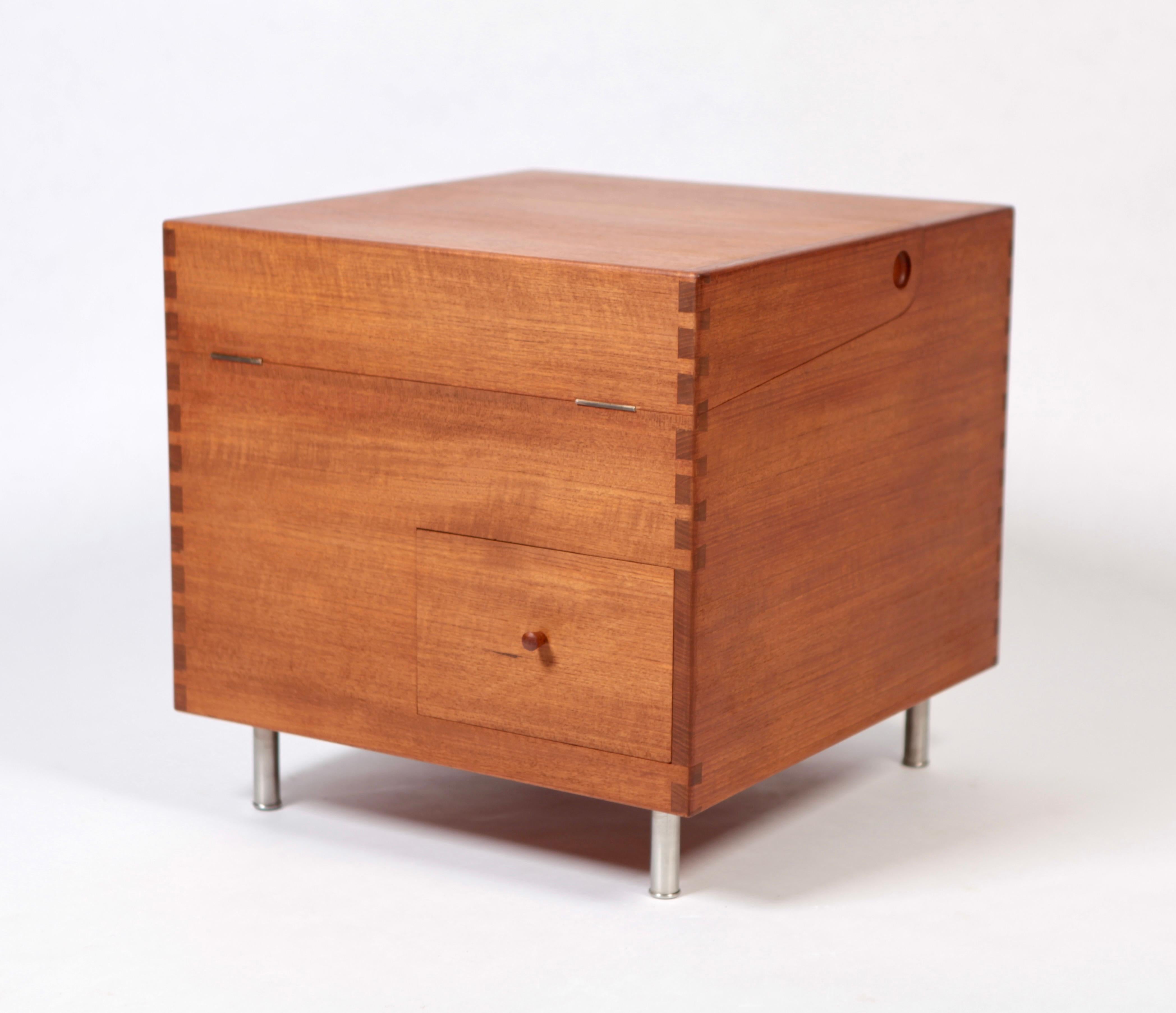 Minibar, model AT34, designed by Hans Wegner in 1959 and manufactured by cabinetmaker Andreas Tuck in Denmark.
Made of teak, original Formica shelf and steel legs, one drawer.
Signed to the underside.
This timeless masterpiece is in excellent