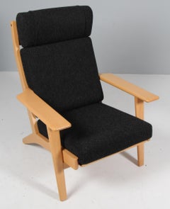 Sillón Hans J. Wegner modelo 290A, haya y Hallingdal, de mediados de siglo
