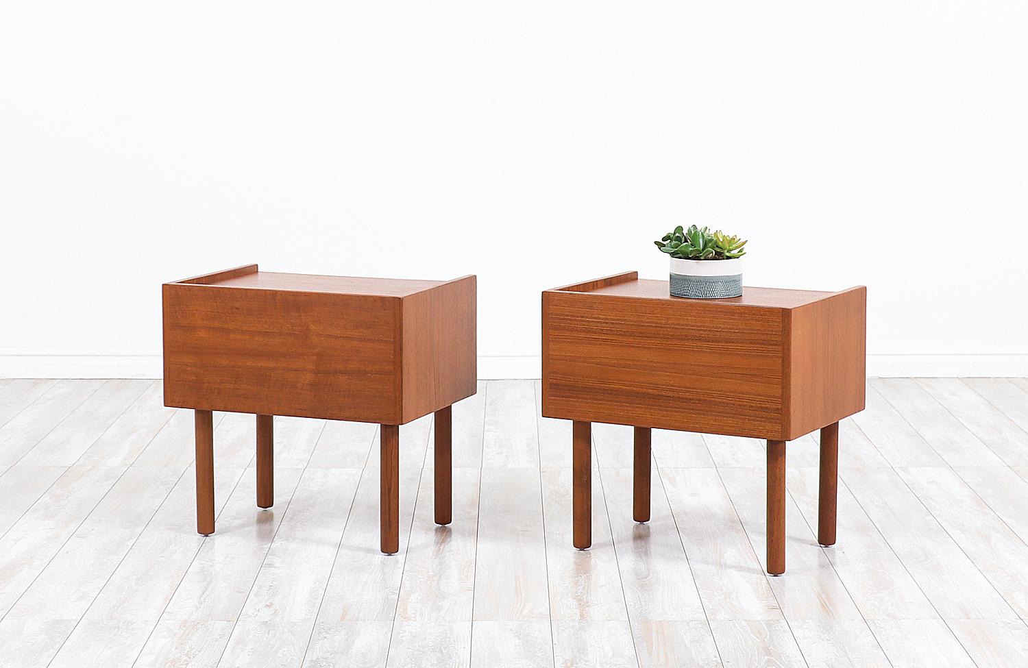 Hans J. Wegner Model-430 Petite Teak Nightstands for Ry Møbler In Excellent Condition In Los Angeles, CA