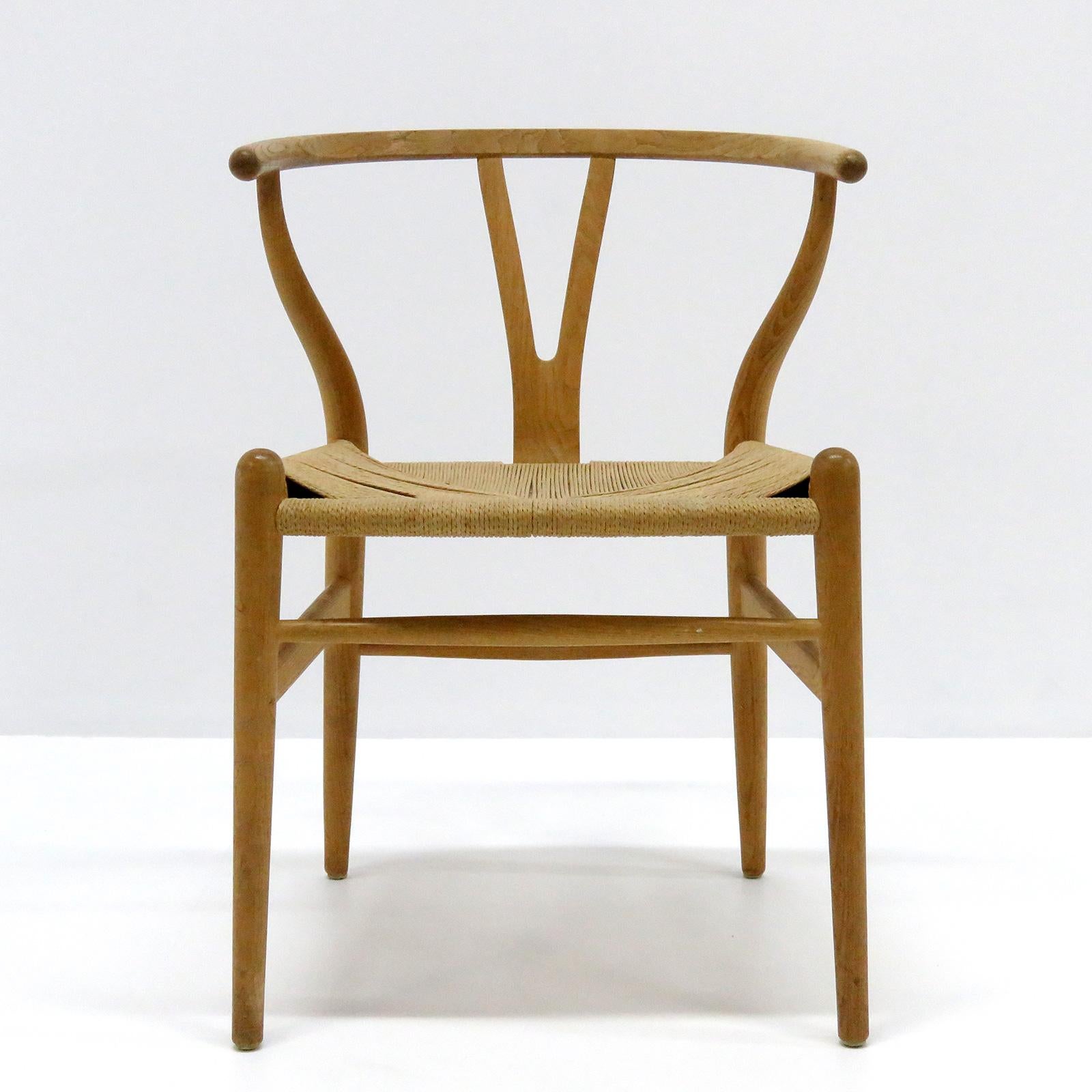 Wunderschöner Esszimmerstuhl Modell CH-24 von Hans Wegner für Carl Hansen & Søn, Entwurf 1950, aus heller Eiche mit Sitz aus geflochtener Papierkordel, Sitzkissen auf Anfrage erhältlich, markiert.