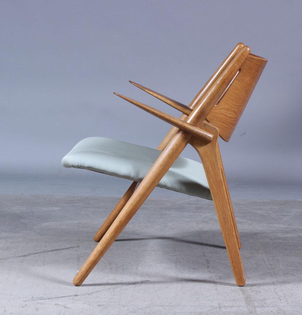 Mid-Century Modern Hans J Wegner oak armchair Model Ch 28 Sawbuck for Carl Hansen Denmark 1960s For Sale