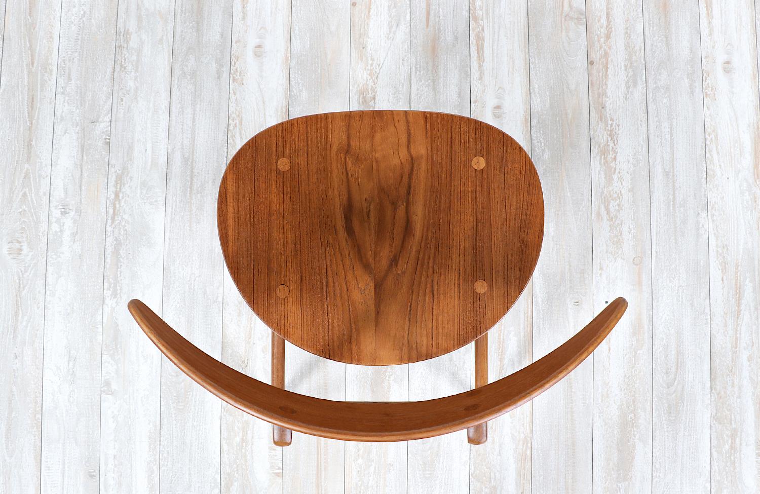 Expertly Restored - Hans J. Wegner Model CH-33 Teak Side Chair In Excellent Condition For Sale In Los Angeles, CA
