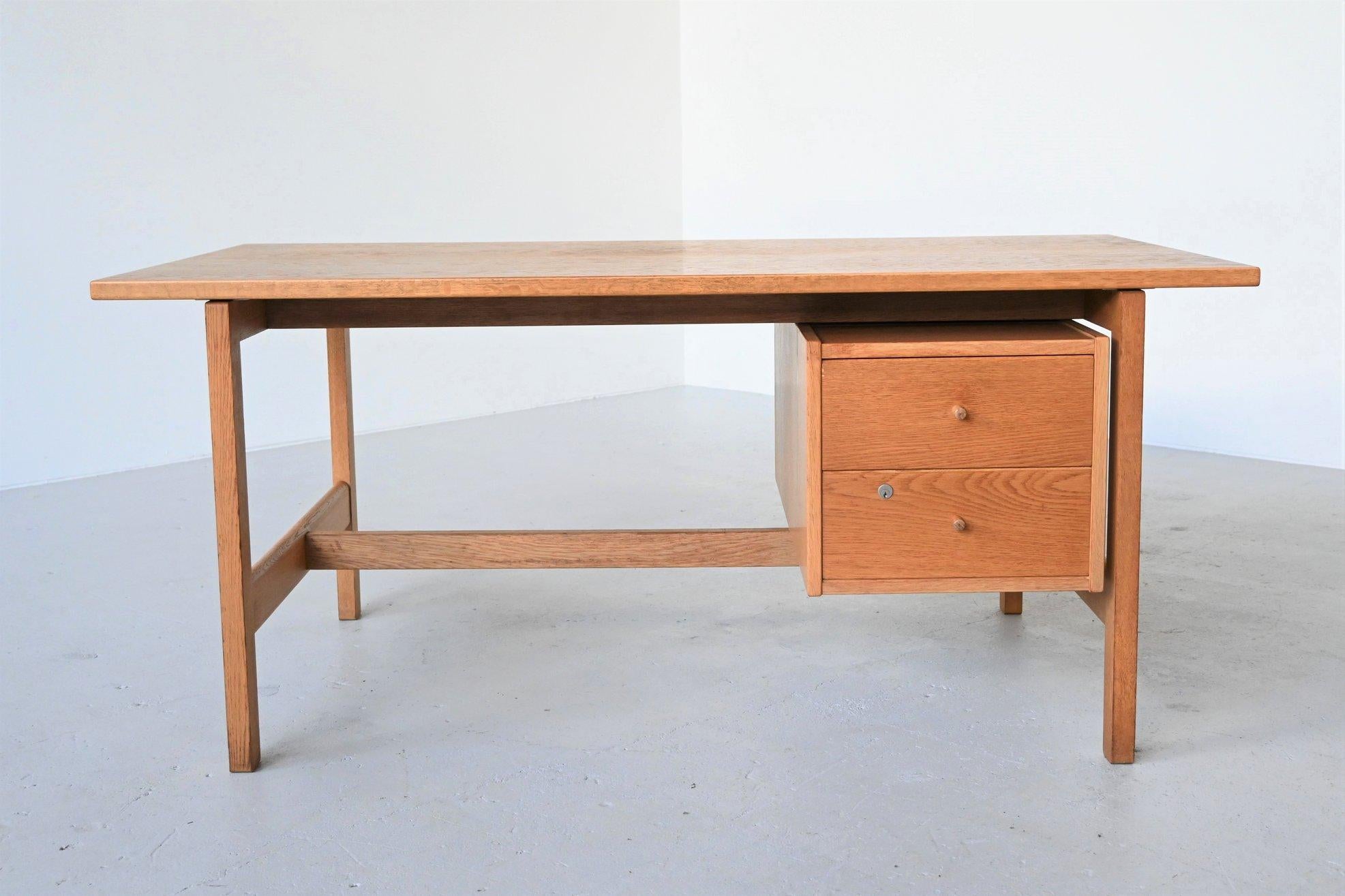 Wonderful student desk designed by Hans J. Wegner for Getama, Denmark, 1970. This two drawer desk was originally designed for a Danish school and later on also sold for private use. Beautiful straight forward design with floating drawers and subtly